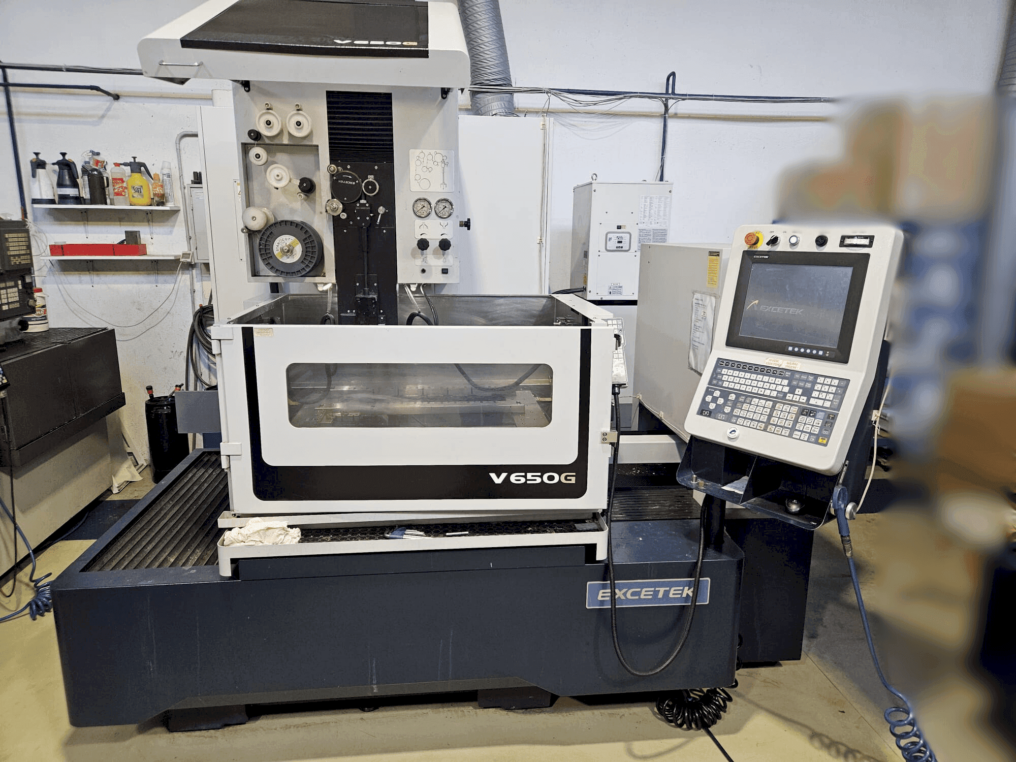 Frontansicht der EXCETEK V650G Maschine