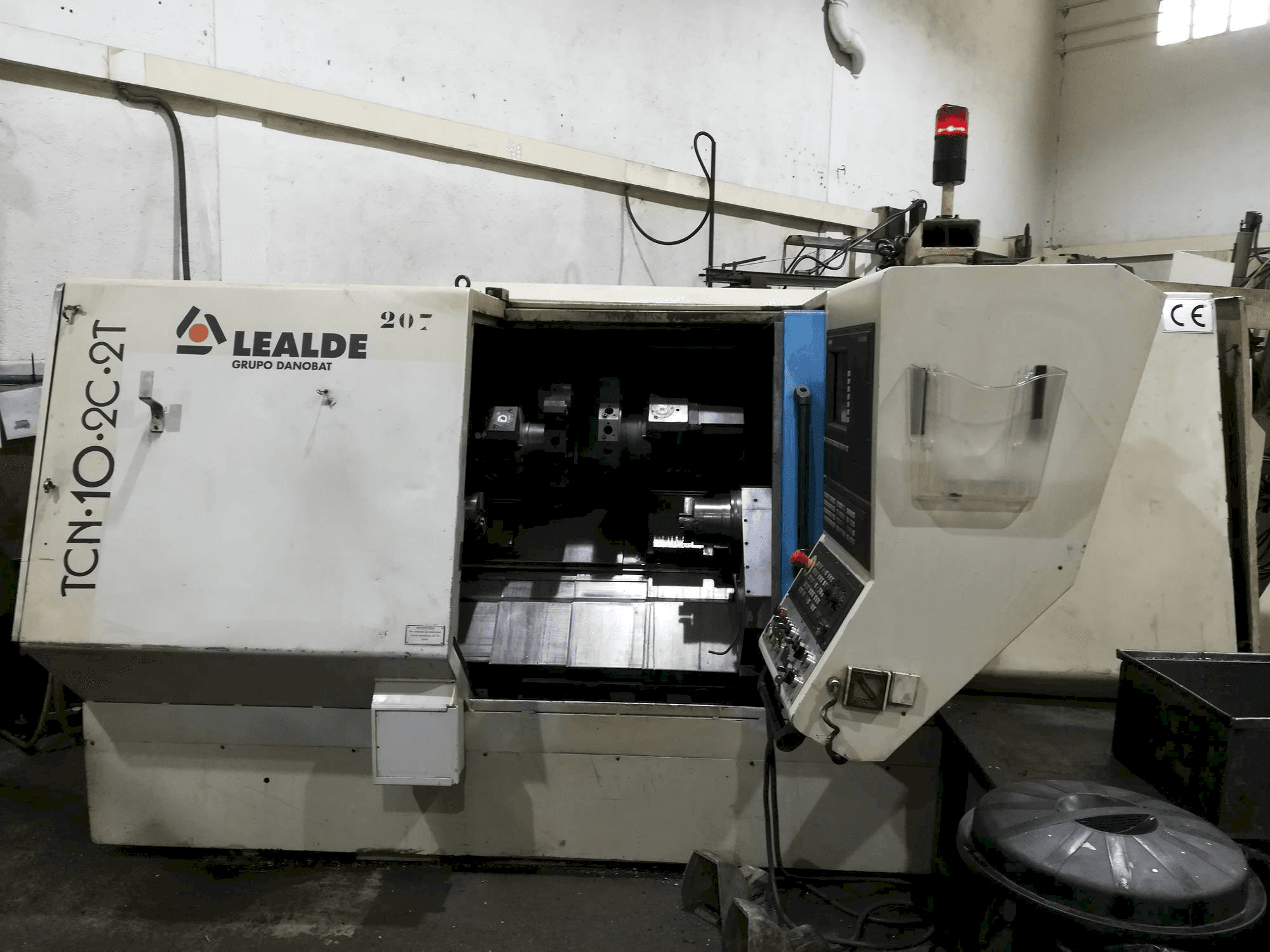 Frontansicht der Lealde TCN 10 2C 2T Maschine