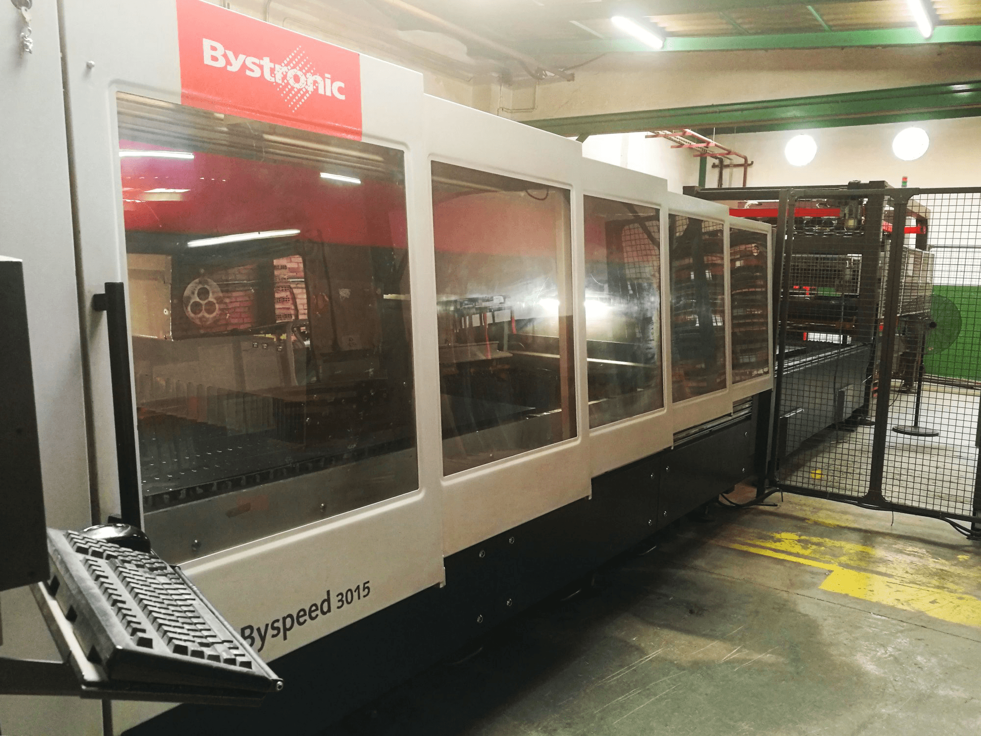 Seitenansicht der Bystronic Byspeed 3015 Maschine