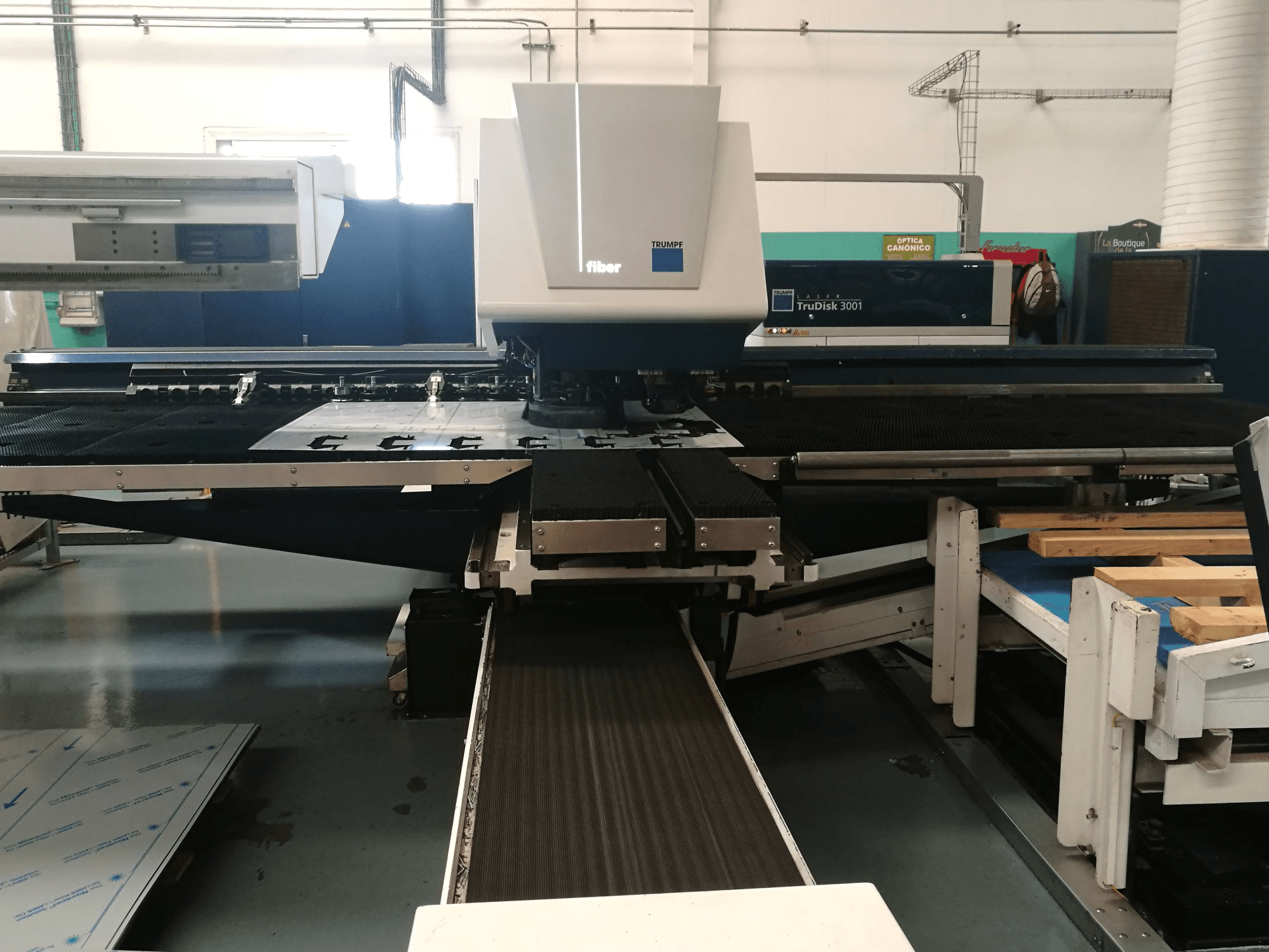 Frontansicht der Trumpf TruMatic 3000 fiber (K04) Maschine