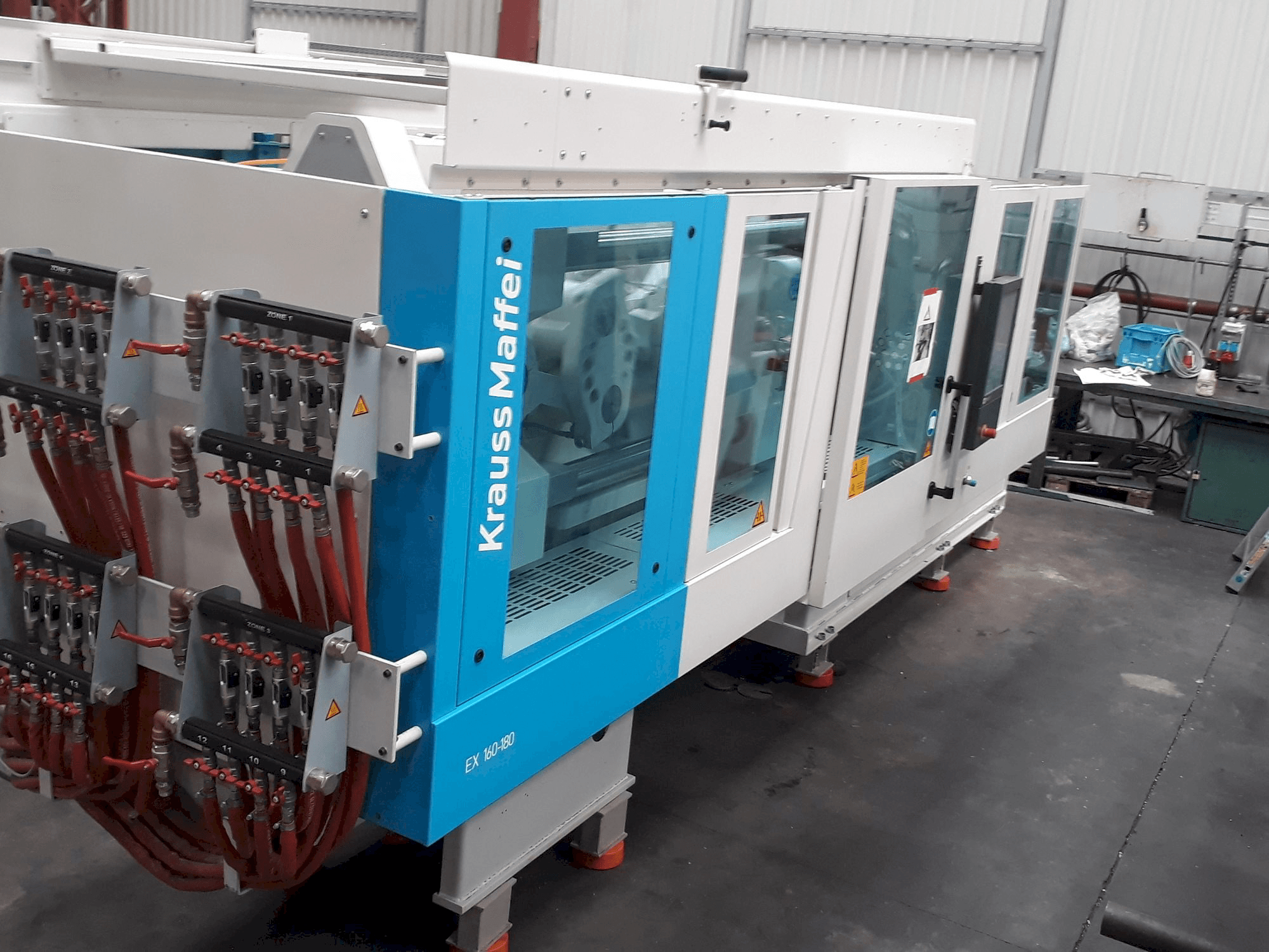 Linke Seitenansicht der Krauss Maffei 160-180 EX Maschine