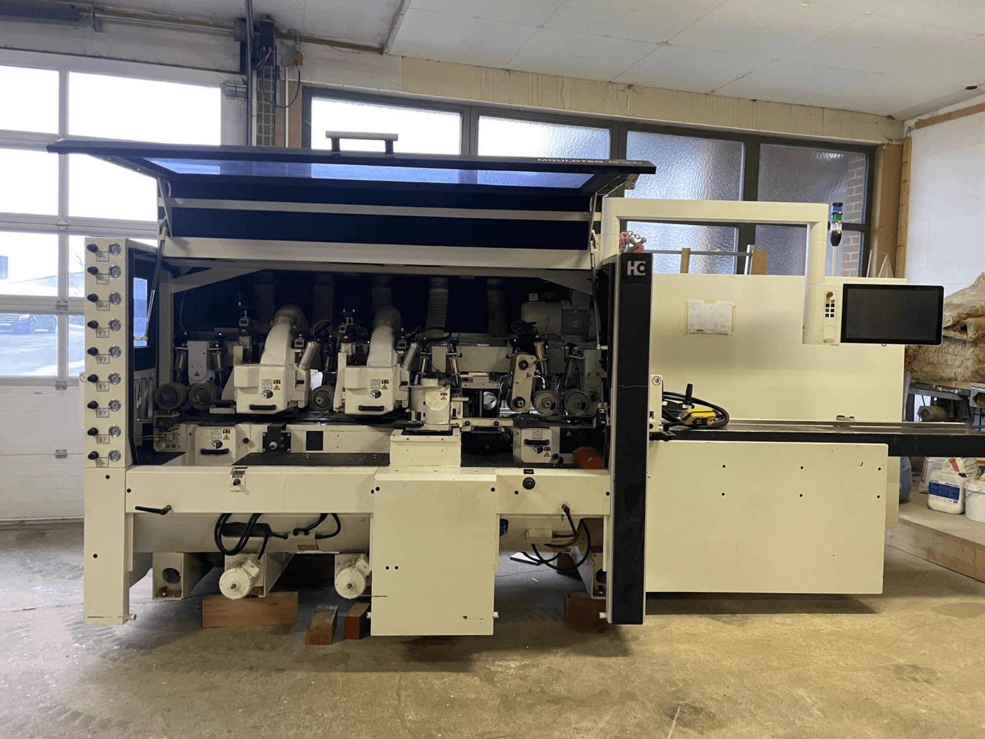 CNC-Maschine von Häwa, Vorderansicht, mit mehreren Spindeln, Bedienfeld und Absaugschläuchen, geeignet für die Holzbearbeitung.
