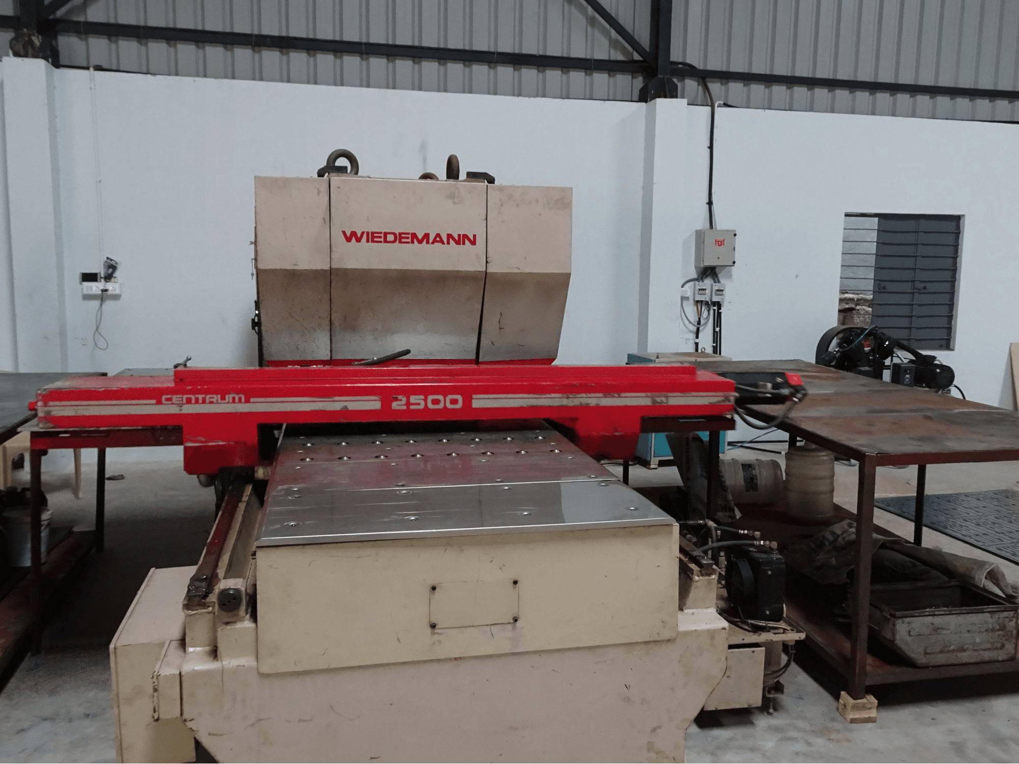 Frontansicht der Murata Wiedemann Centrum 2500 Maschine
