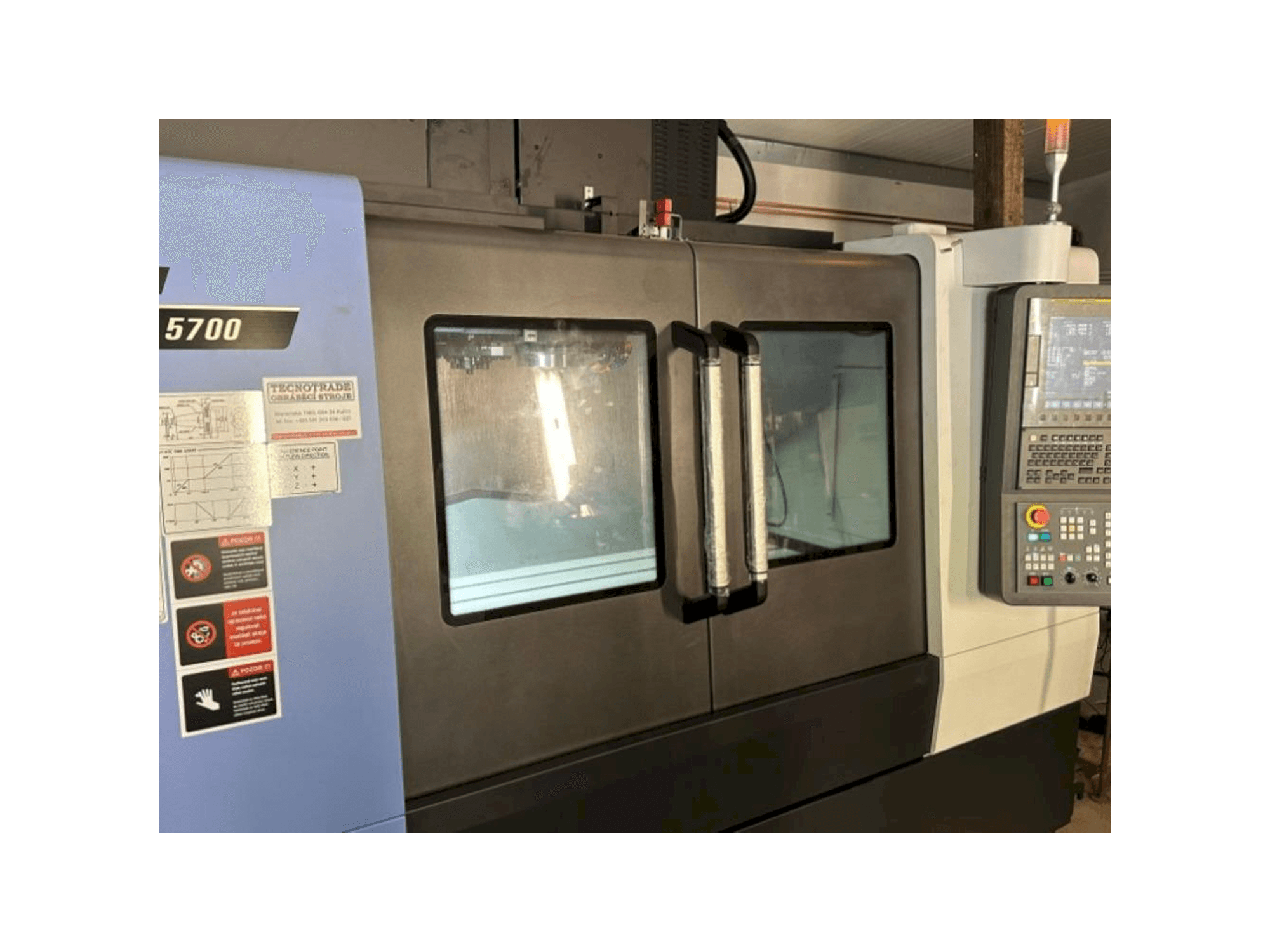 Frontansicht der DOOSAN DNM 5700 Maschine