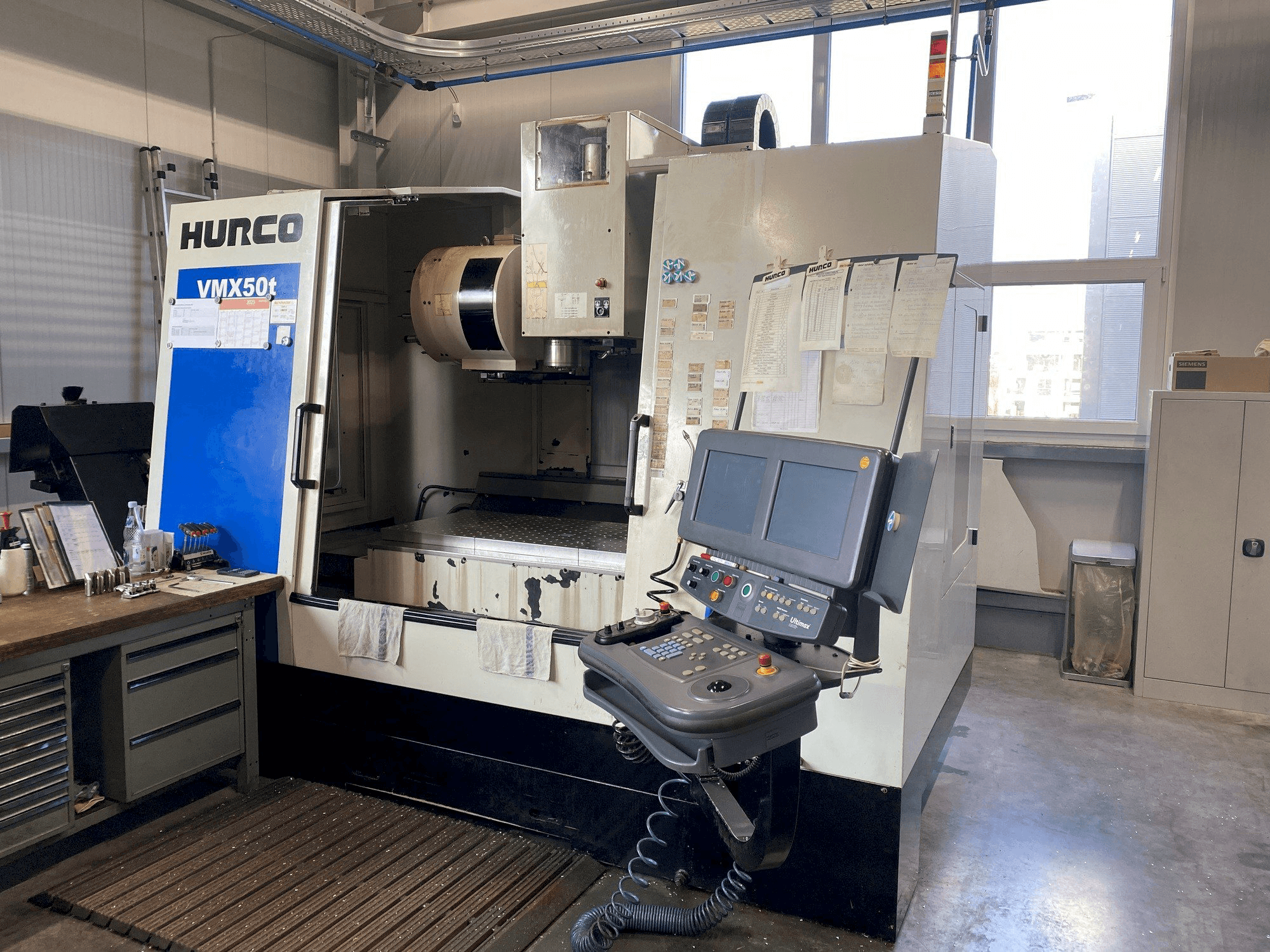 Frontansicht der Hurco VMX 50/40T Maschine
