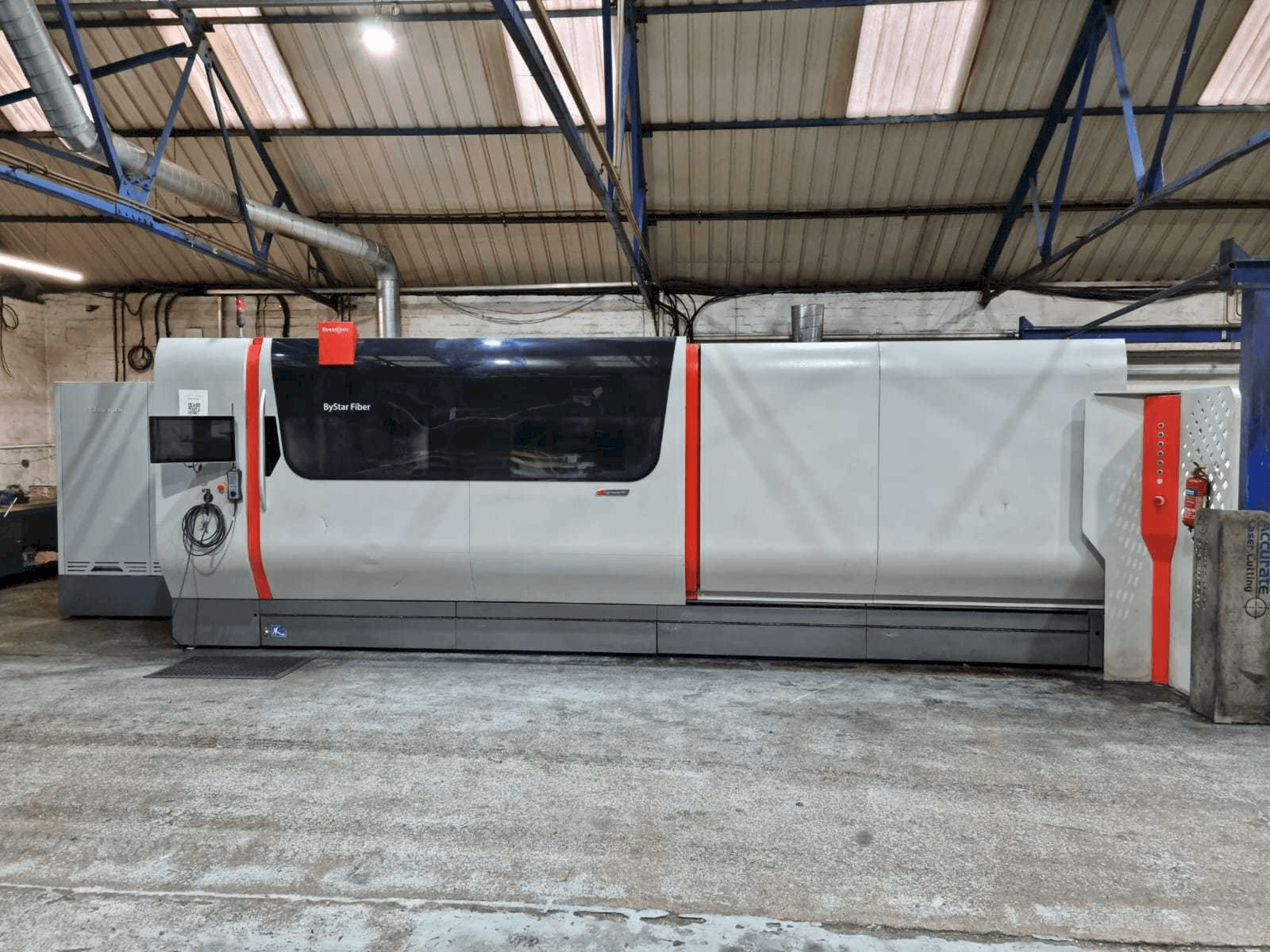 Frontansicht der Bystronic Bystar Fiber 4020 10KW Maschine