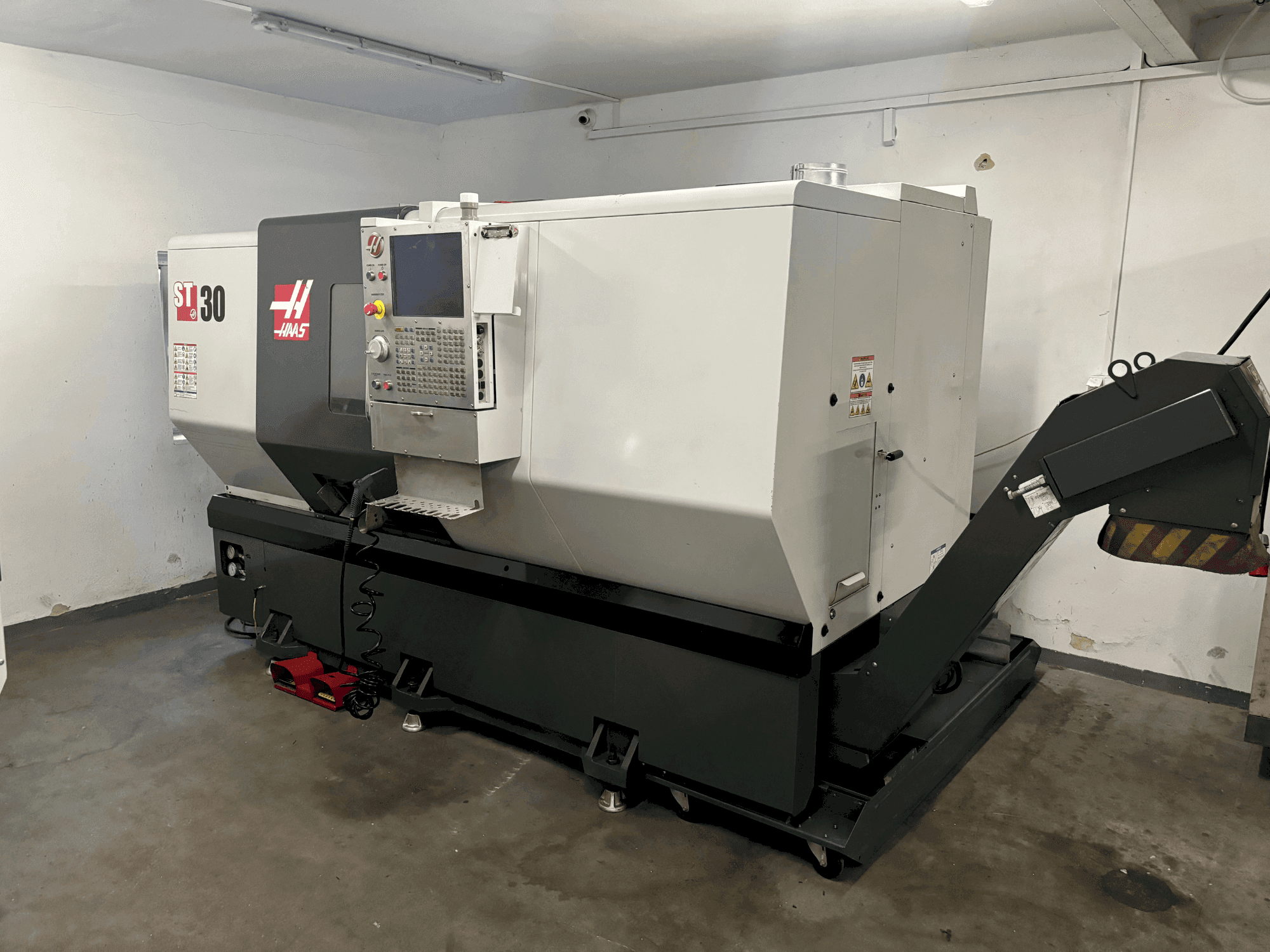 Frontansicht der HAAS ST-30 Maschine
