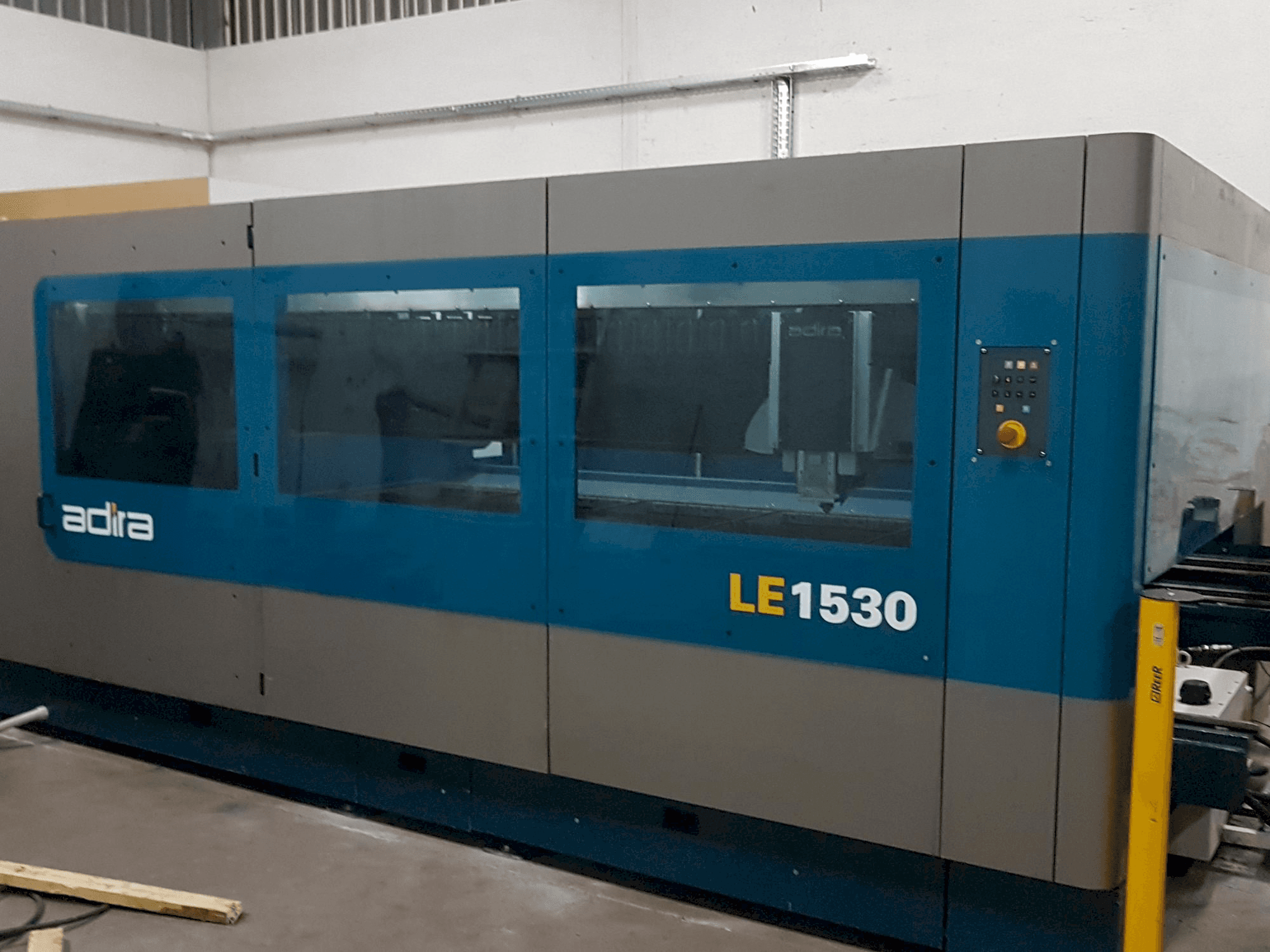 Frontansicht der ADIRA Le1530 Maschine