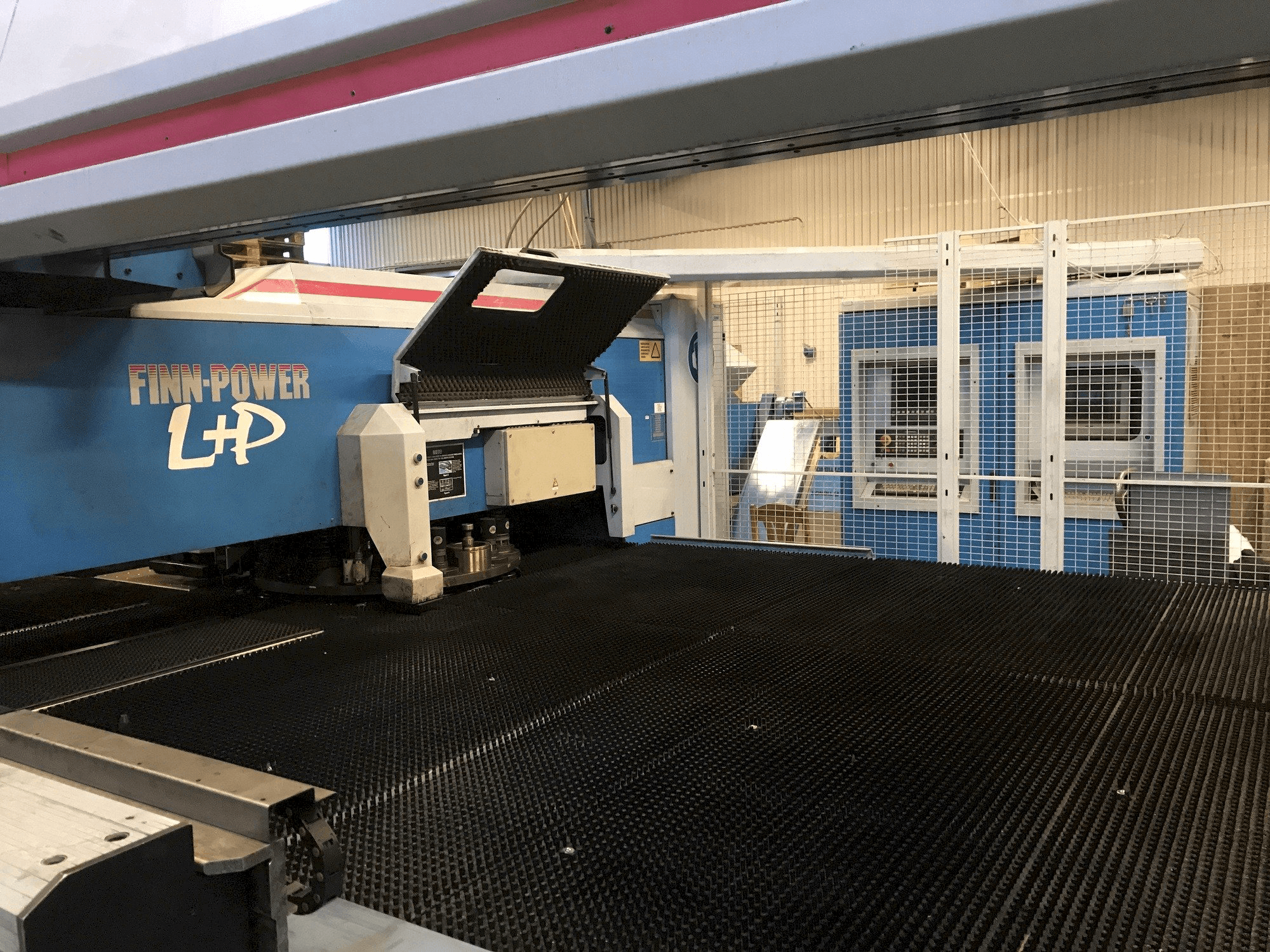 Frontansicht der Finn-Power LP6 Maschine