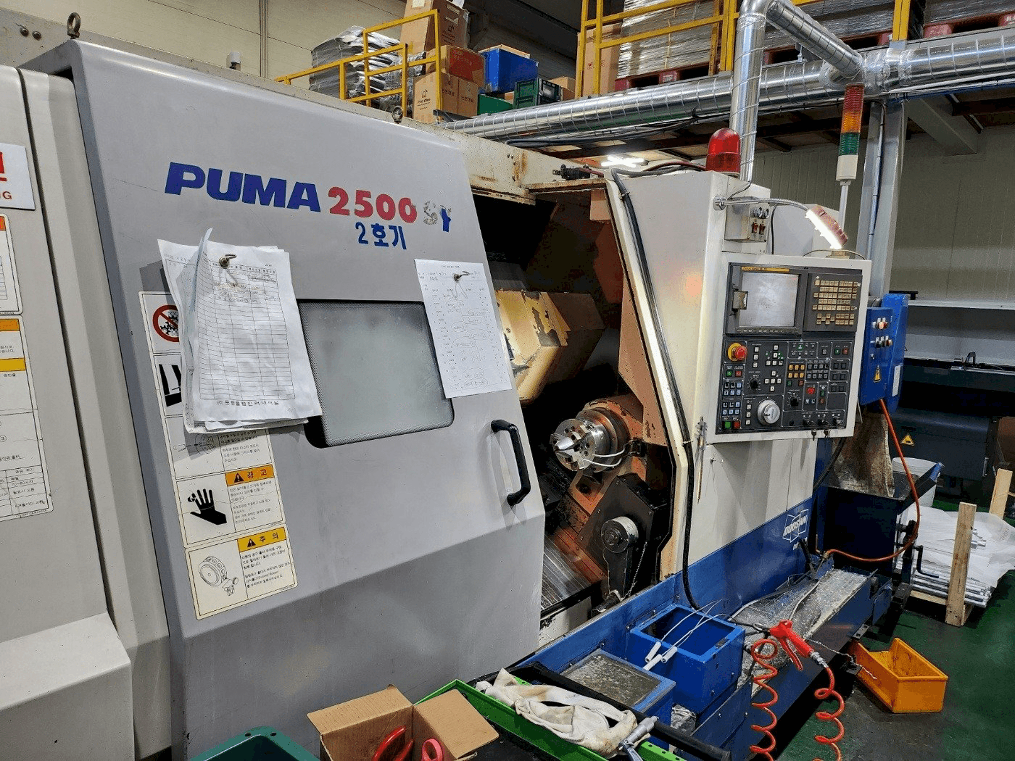 Frontansicht der DOOSAN PUMA 2500SY Maschine