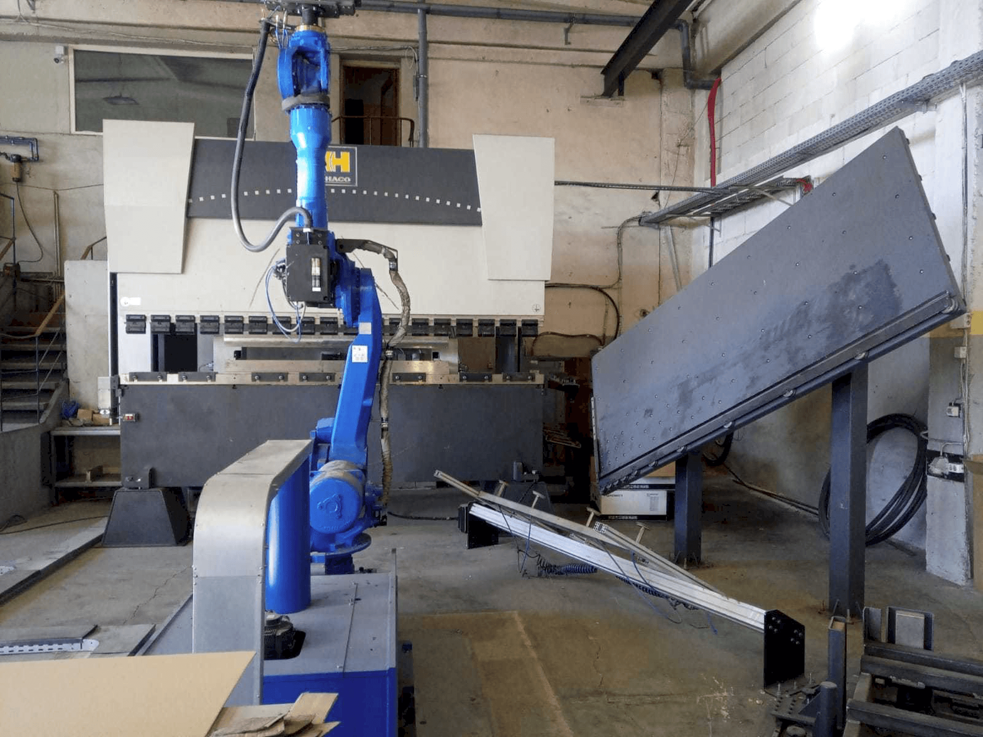 Frontansicht der HACO ERM 36150 Maschine