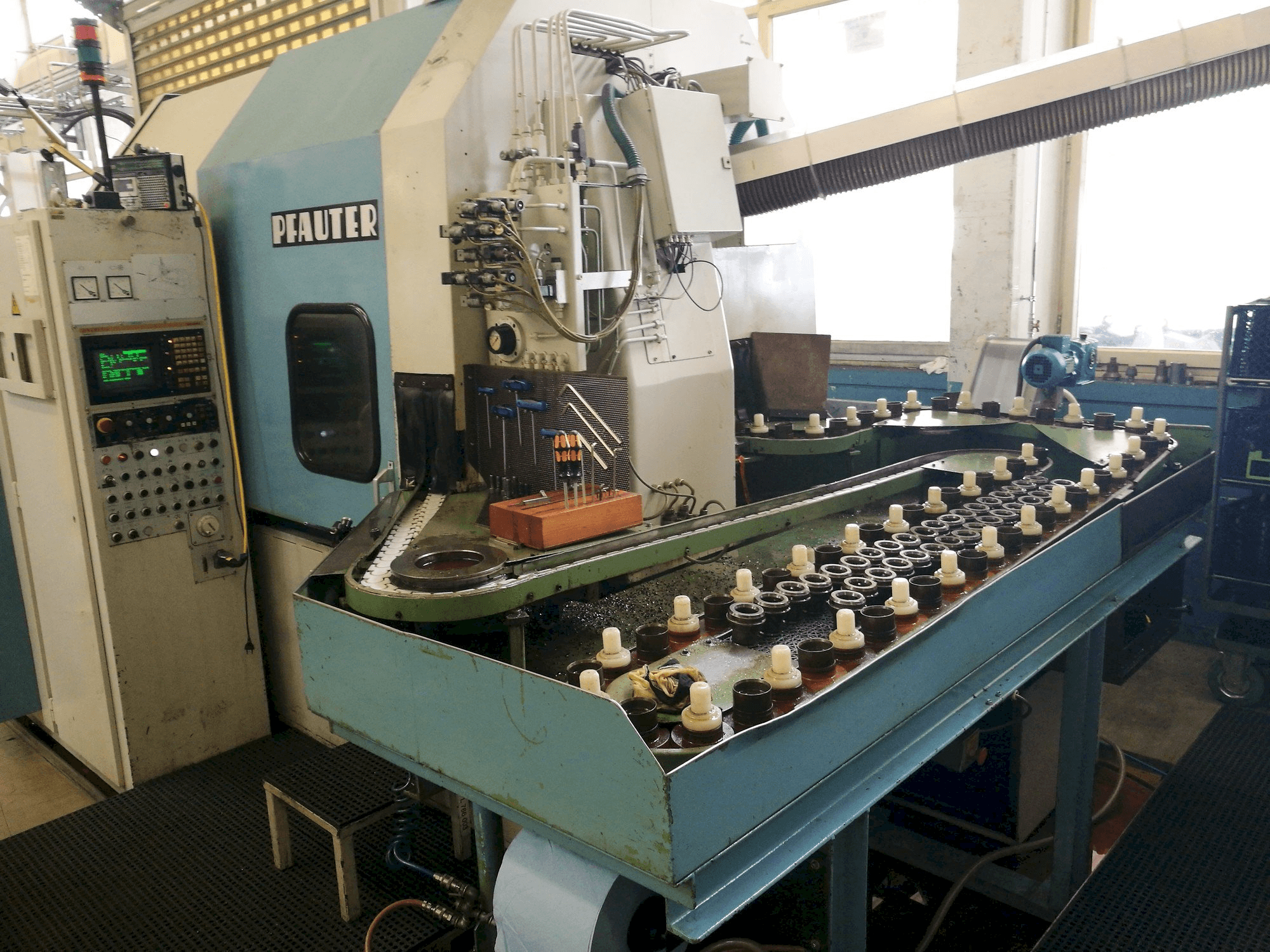 Frontansicht der Pfauter PA 320 NC Maschine