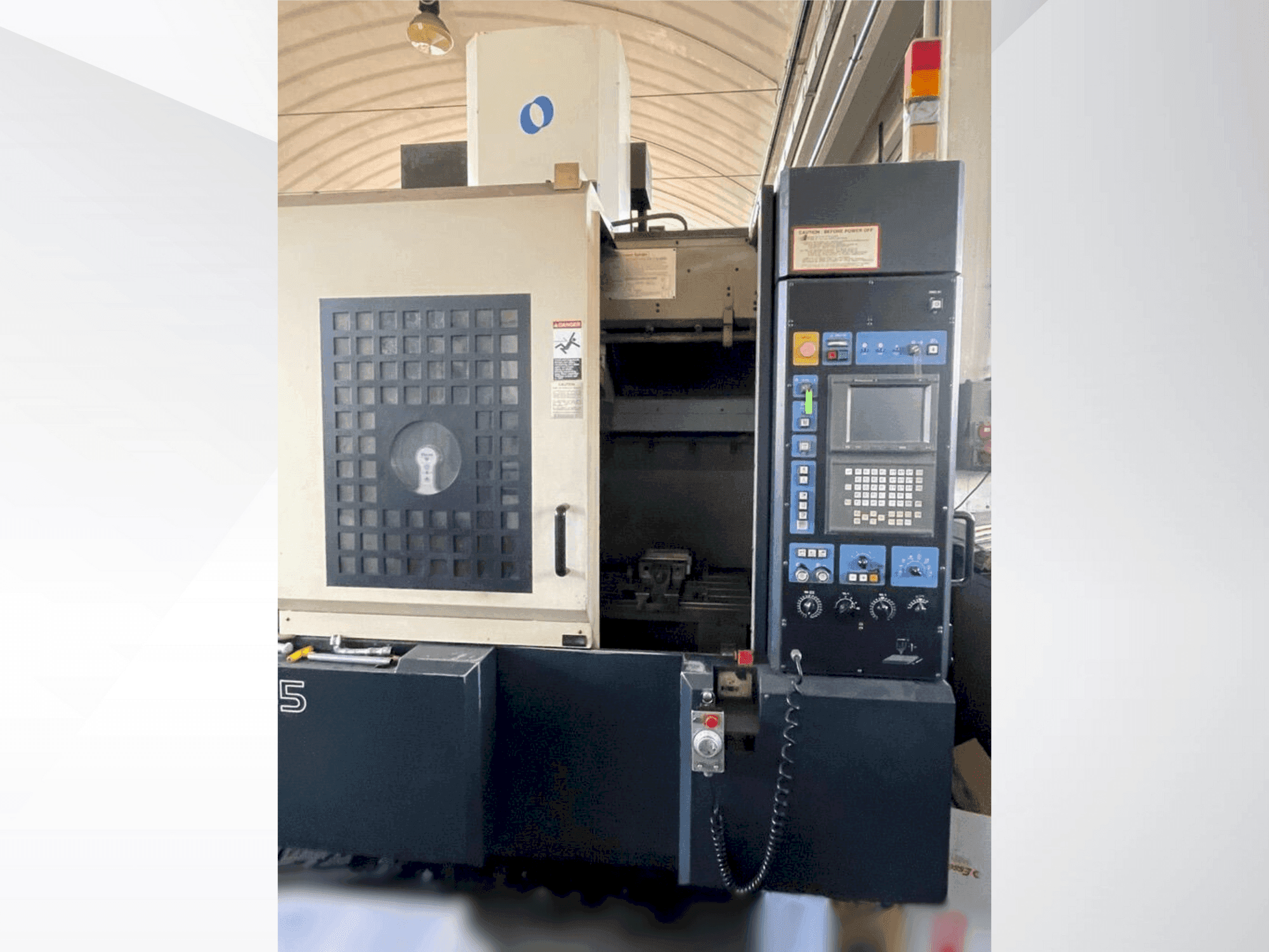 Frontansicht der Makino V55-A15 Maschine