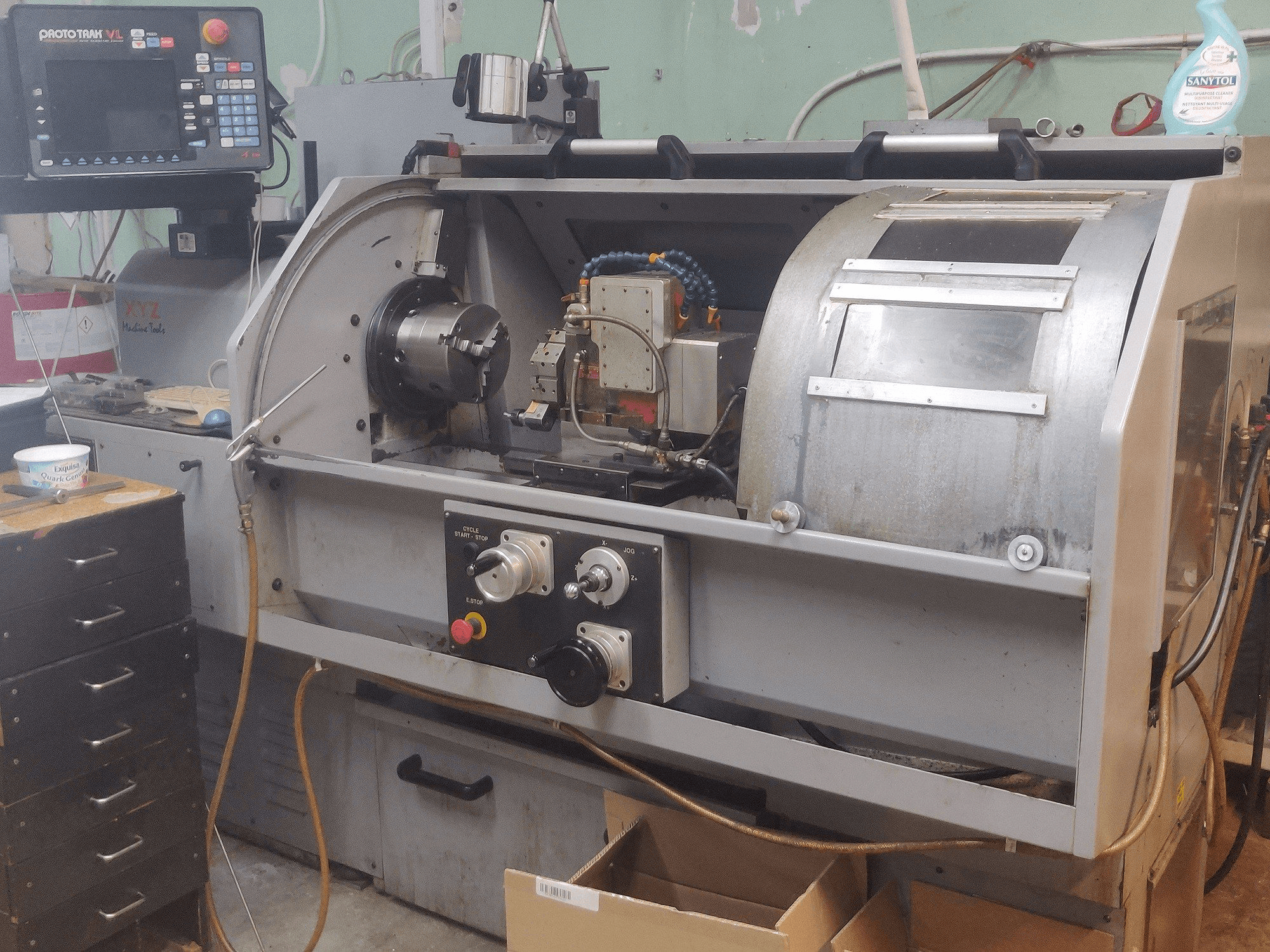 Linke Seitenansicht der XYZ VL355 Maschine