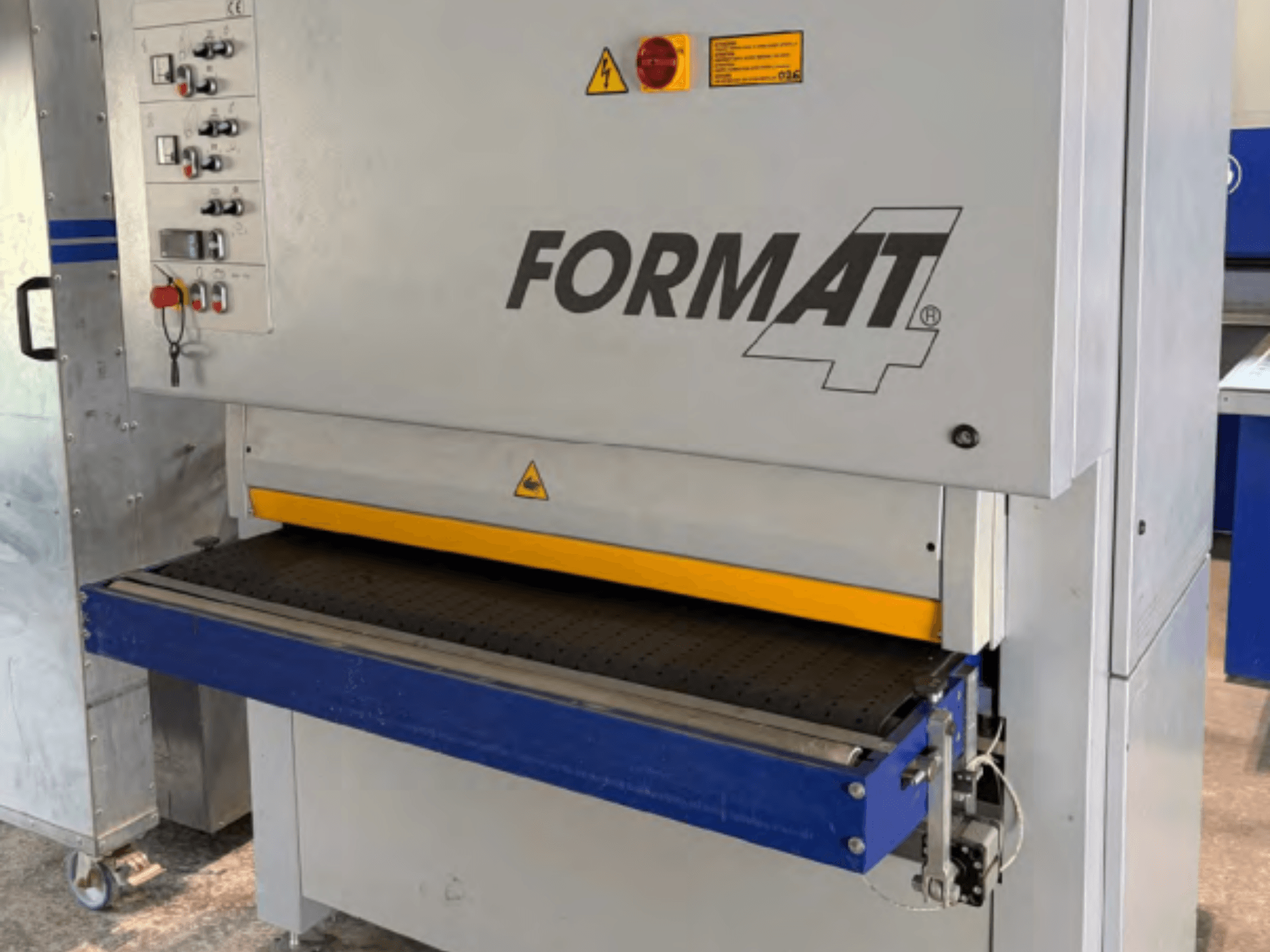FORMAT4 Finish 1302 Bandschleifmaschine in Vorderansicht, mit Bedienfeld, gelbem Schleifband und blauem Förderband.