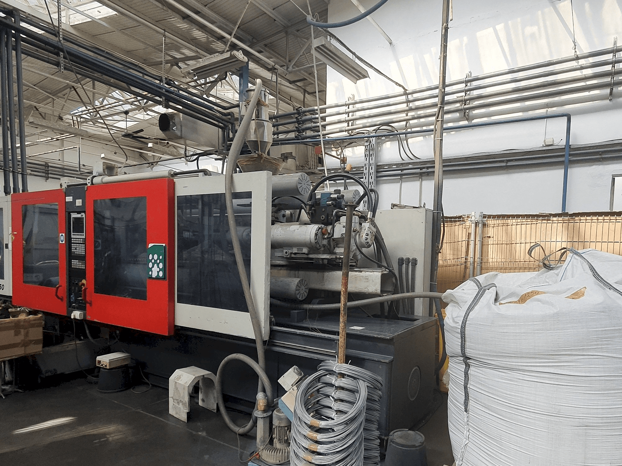 Frontansicht der FERROMATIK MILACRON MAXIMA MV 350 Maschine