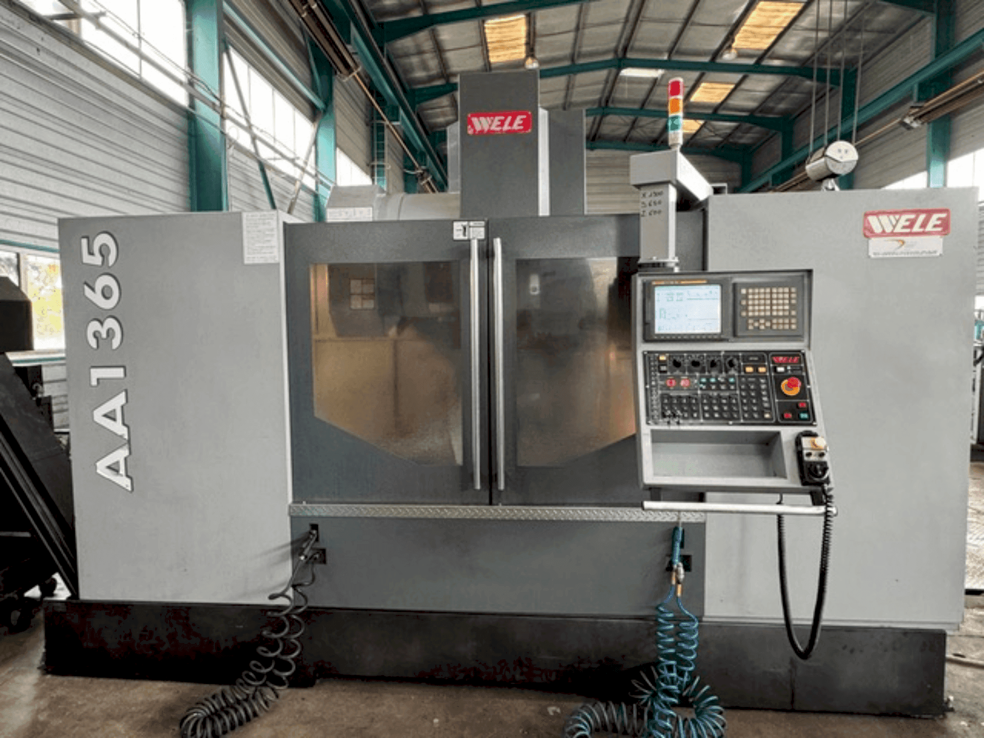 Frontansicht der Wele AA1365 Maschine