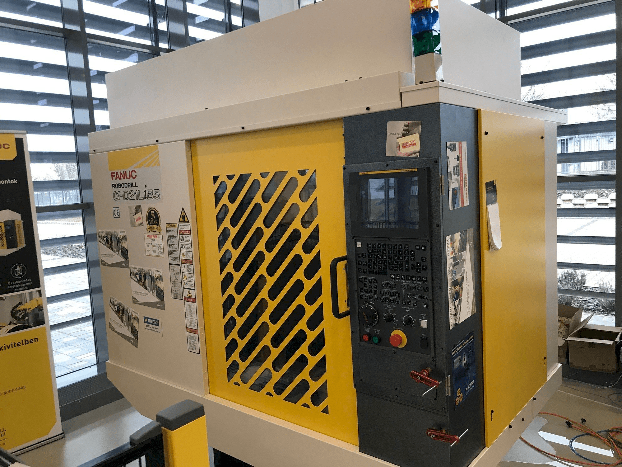 Frontansicht der FANUC Robodrill Alpha D21LIB5 Maschine