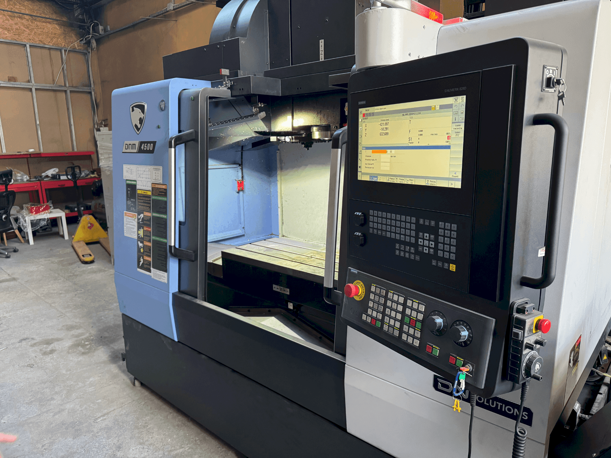 Frontansicht der DN SOLUTIONS DNM 4500 Maschine