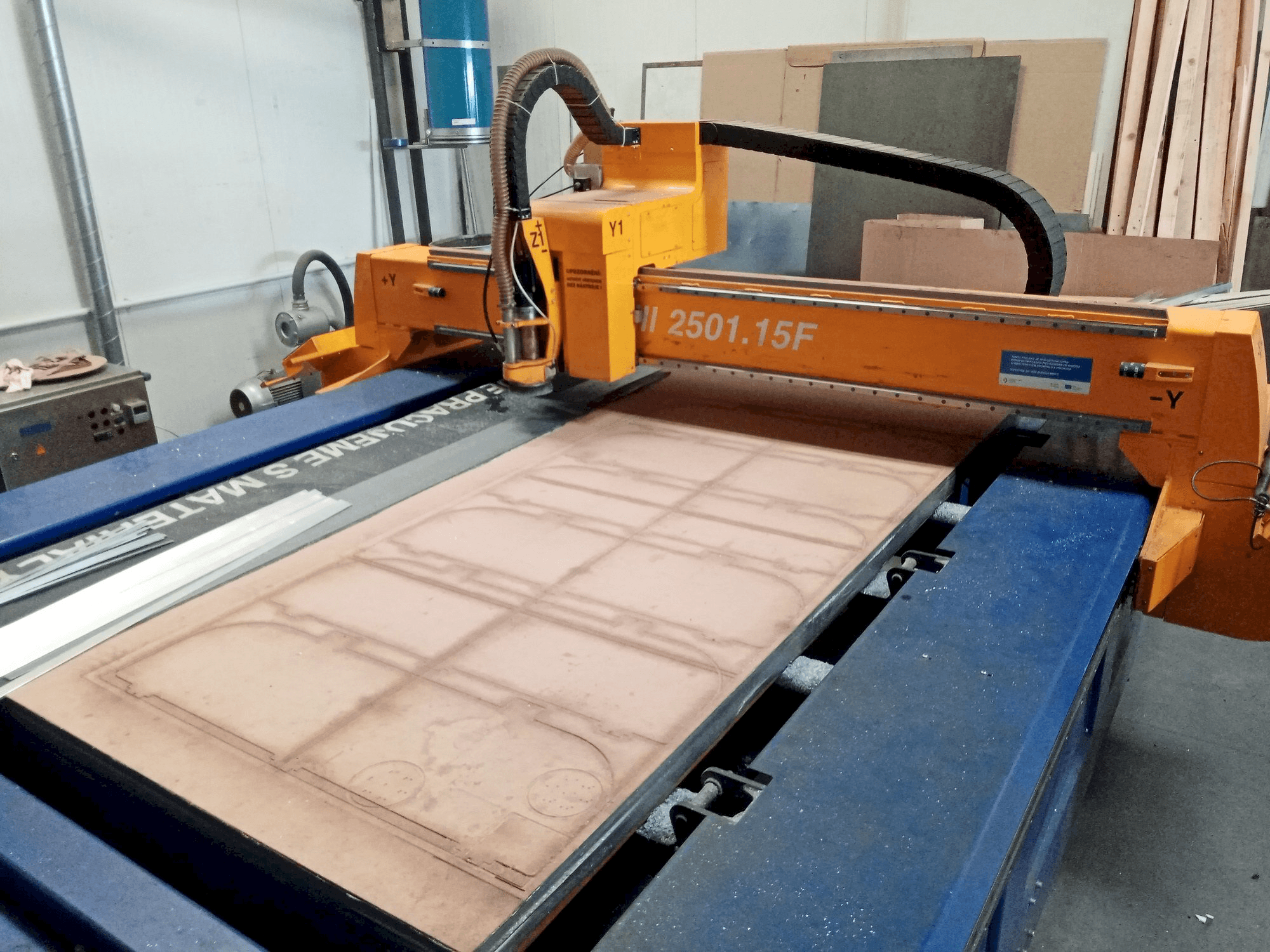 Frontansicht der MicroStep MICROMILL 2501.15F Maschine