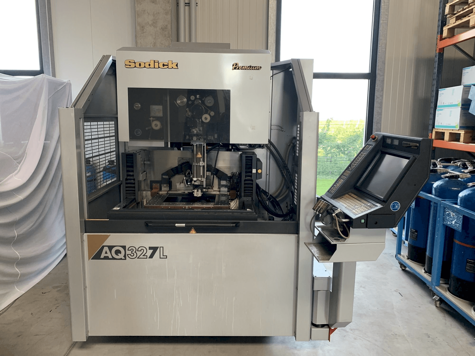 Frontansicht der Sodick AQ327L Maschine