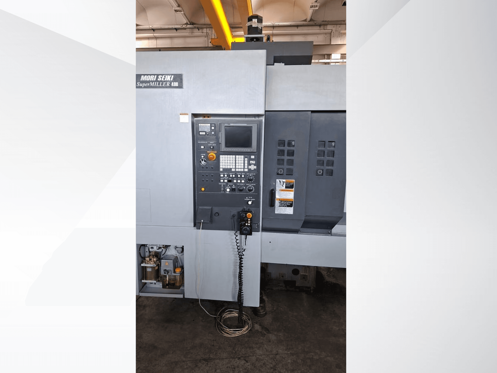 MORI SEIKI ZV 400 SUPER MILLER Vertikal-Bearbeitungszentrum, Frontansicht mit Bedienfeld und Bedientasten.