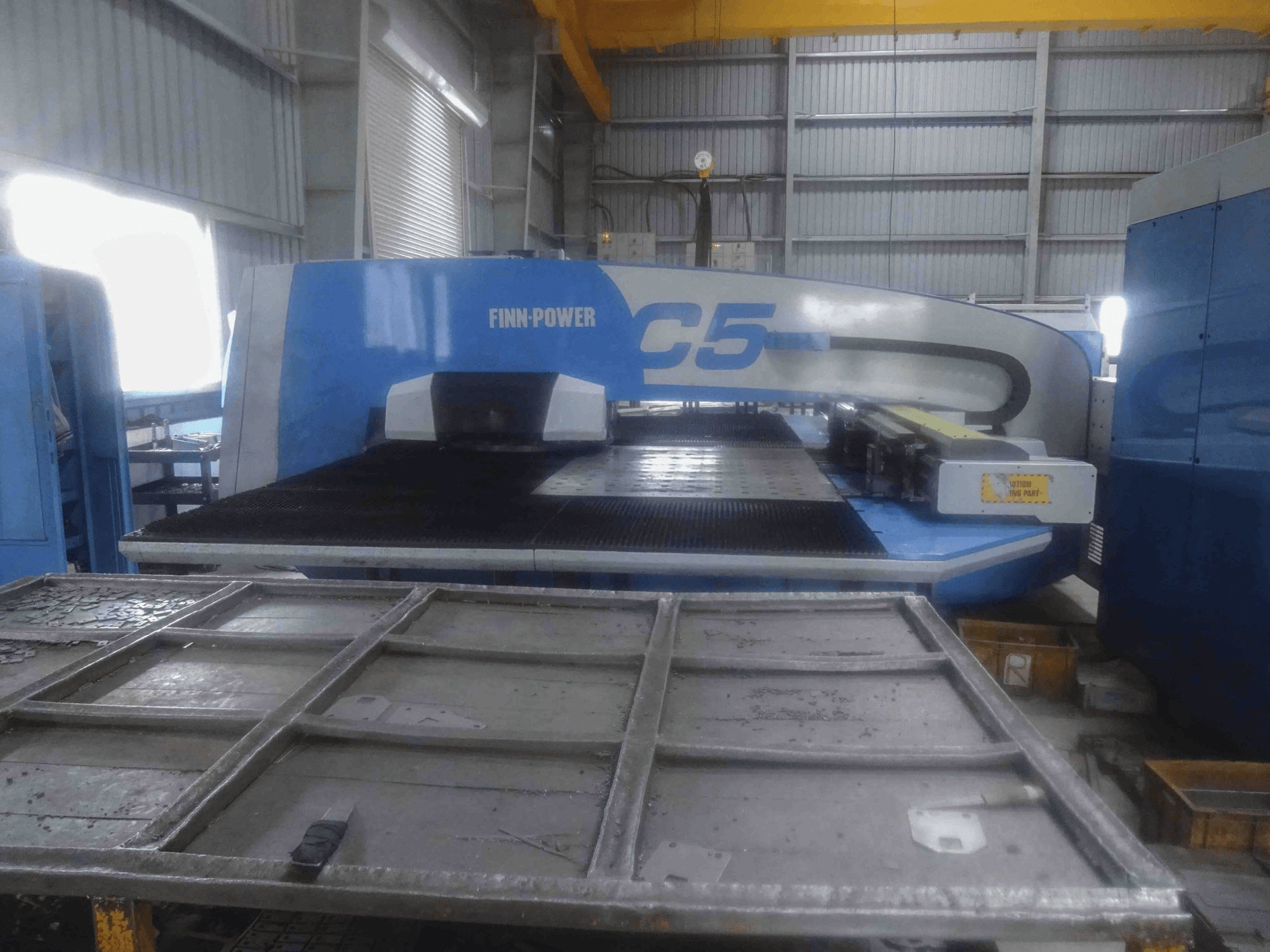 Frontansicht der Finn-Power C5 Maschine