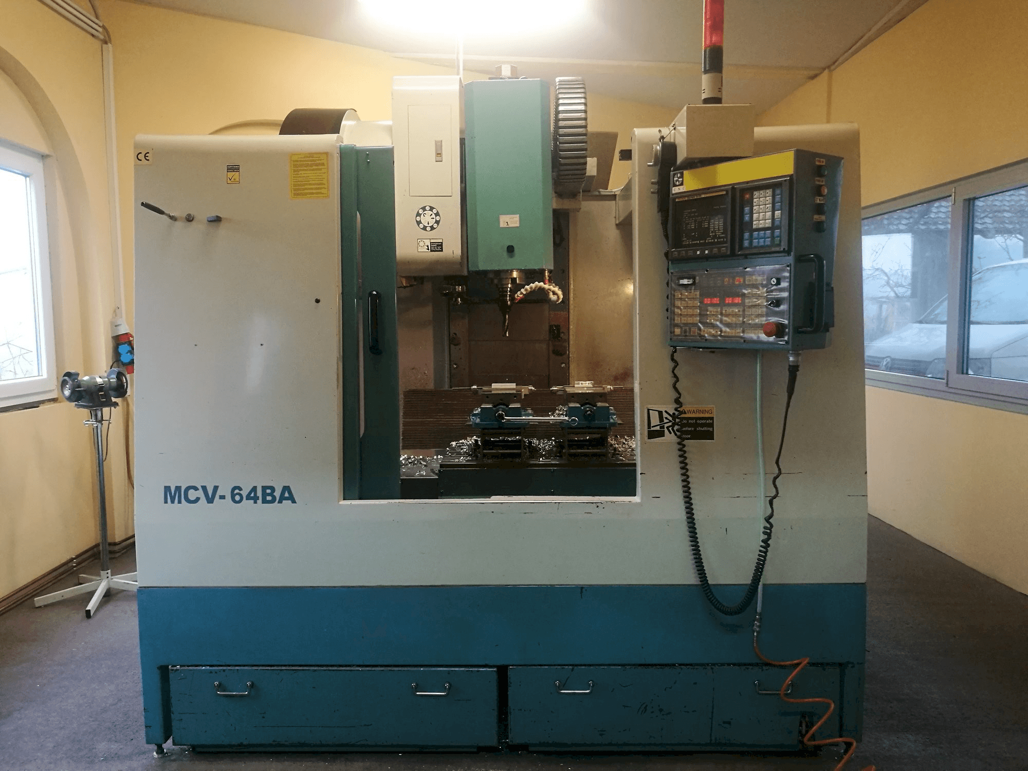 Frontansicht der PJM MCV-64BA Maschine