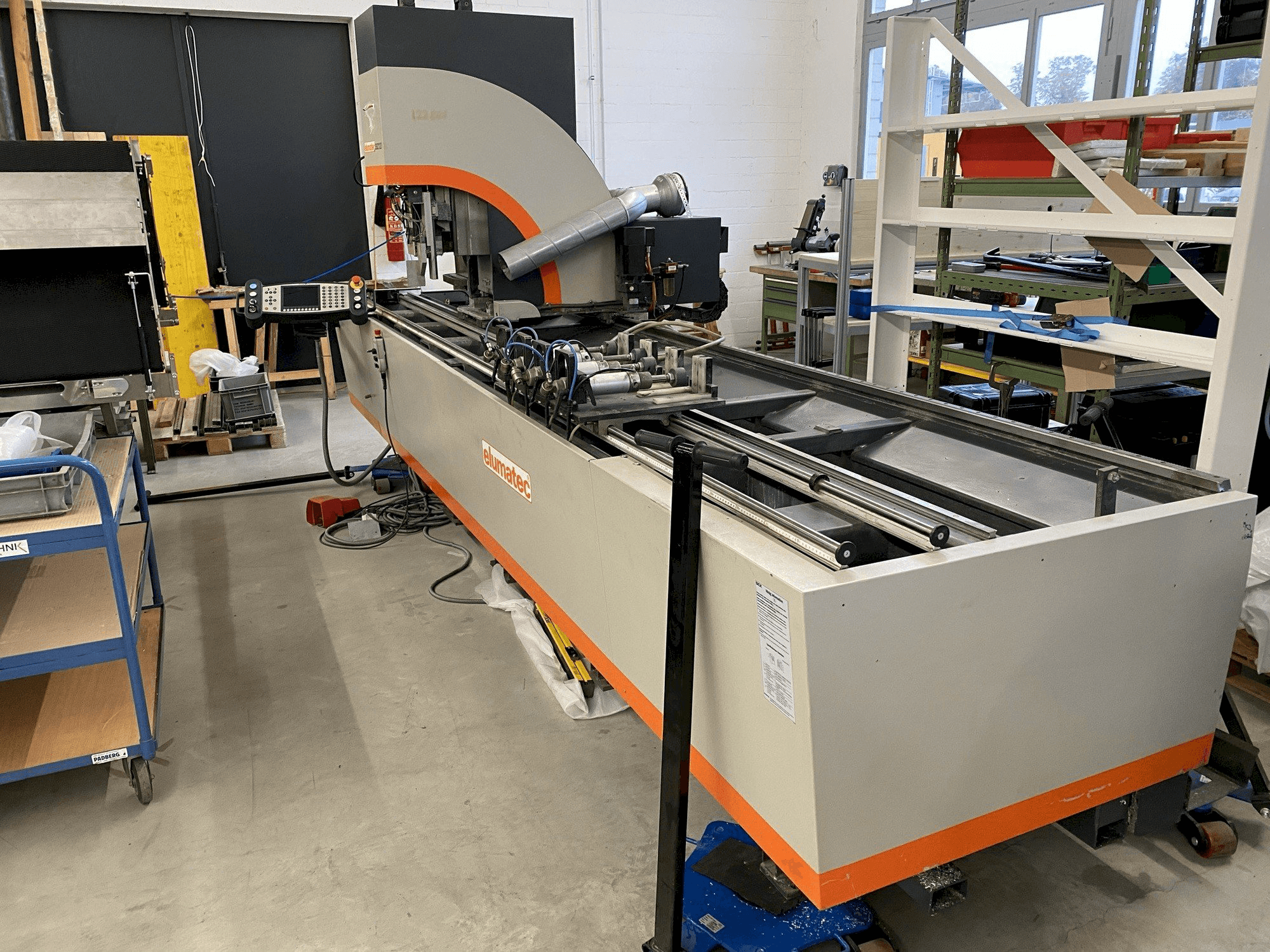 Frontansicht der Elumatec SBZ 122/3 Maschine