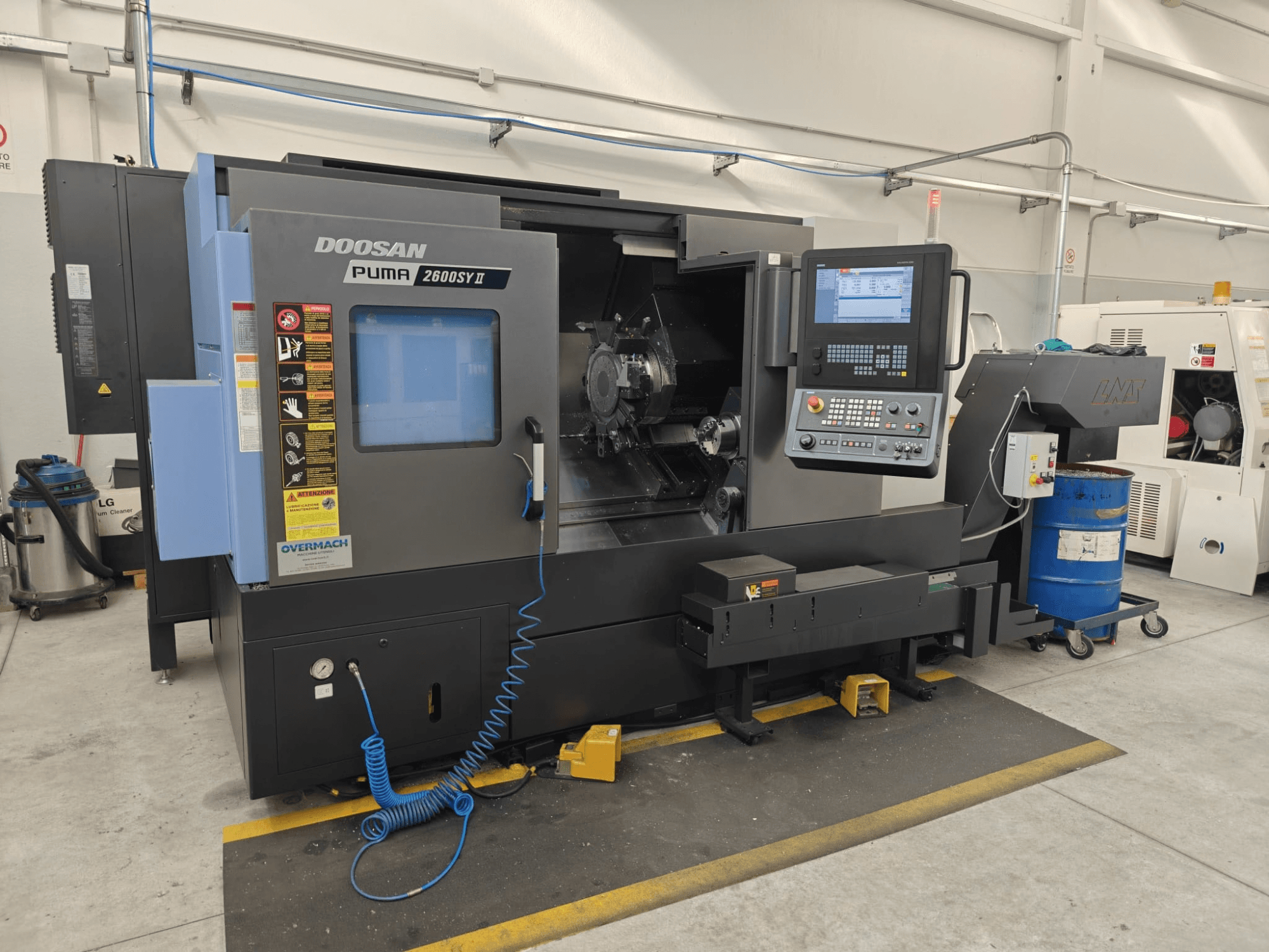 DOOSAN Puma 2600 SY II Horizontal-Drehmaschine, Vorderansicht, mit Bedienfeld und Betriebsanzeigen.