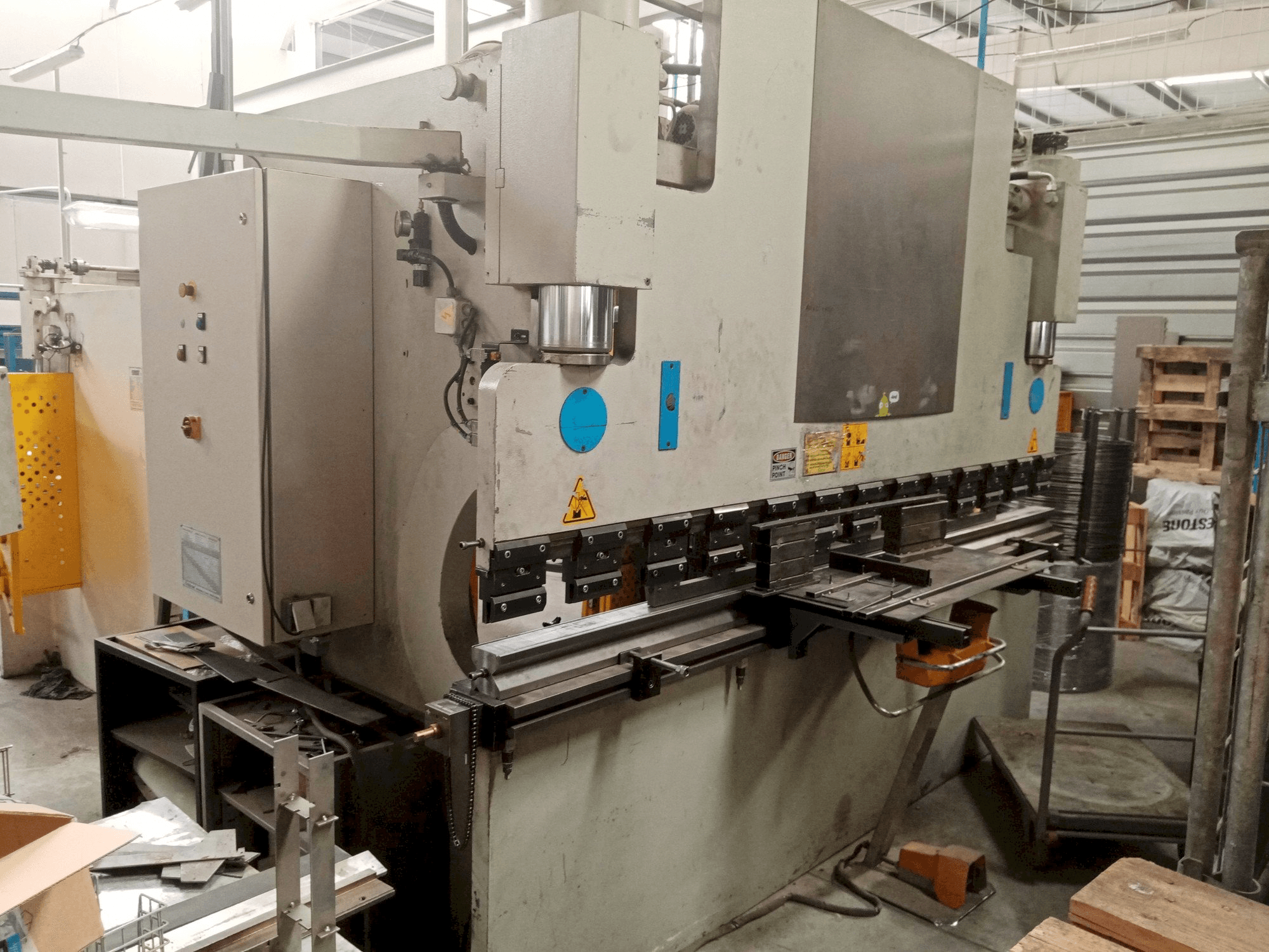 Frontansicht der ERMAKSAN AP 3100-120 Maschine