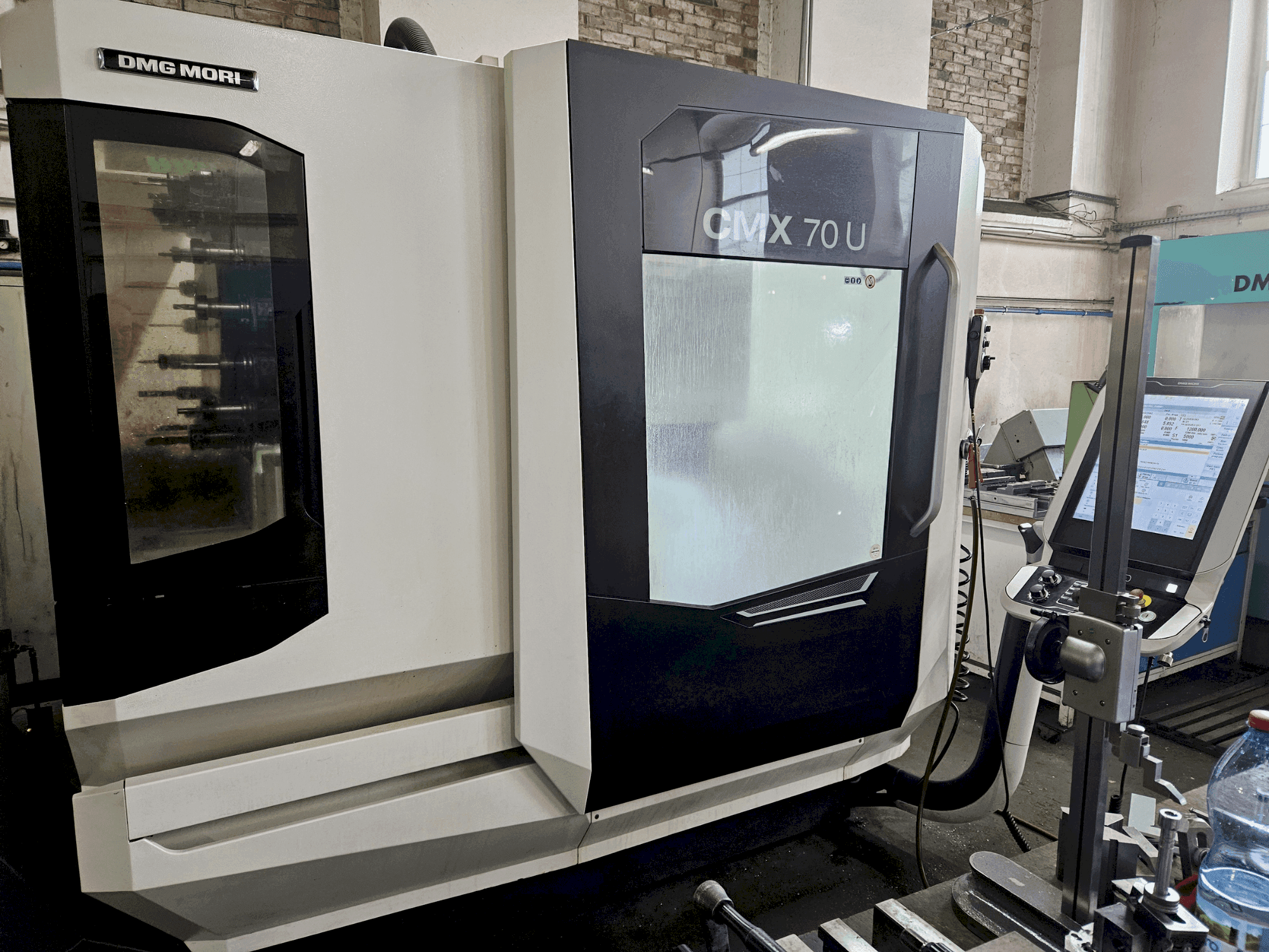Frontansicht der DMG MORI CMX 70U Maschine