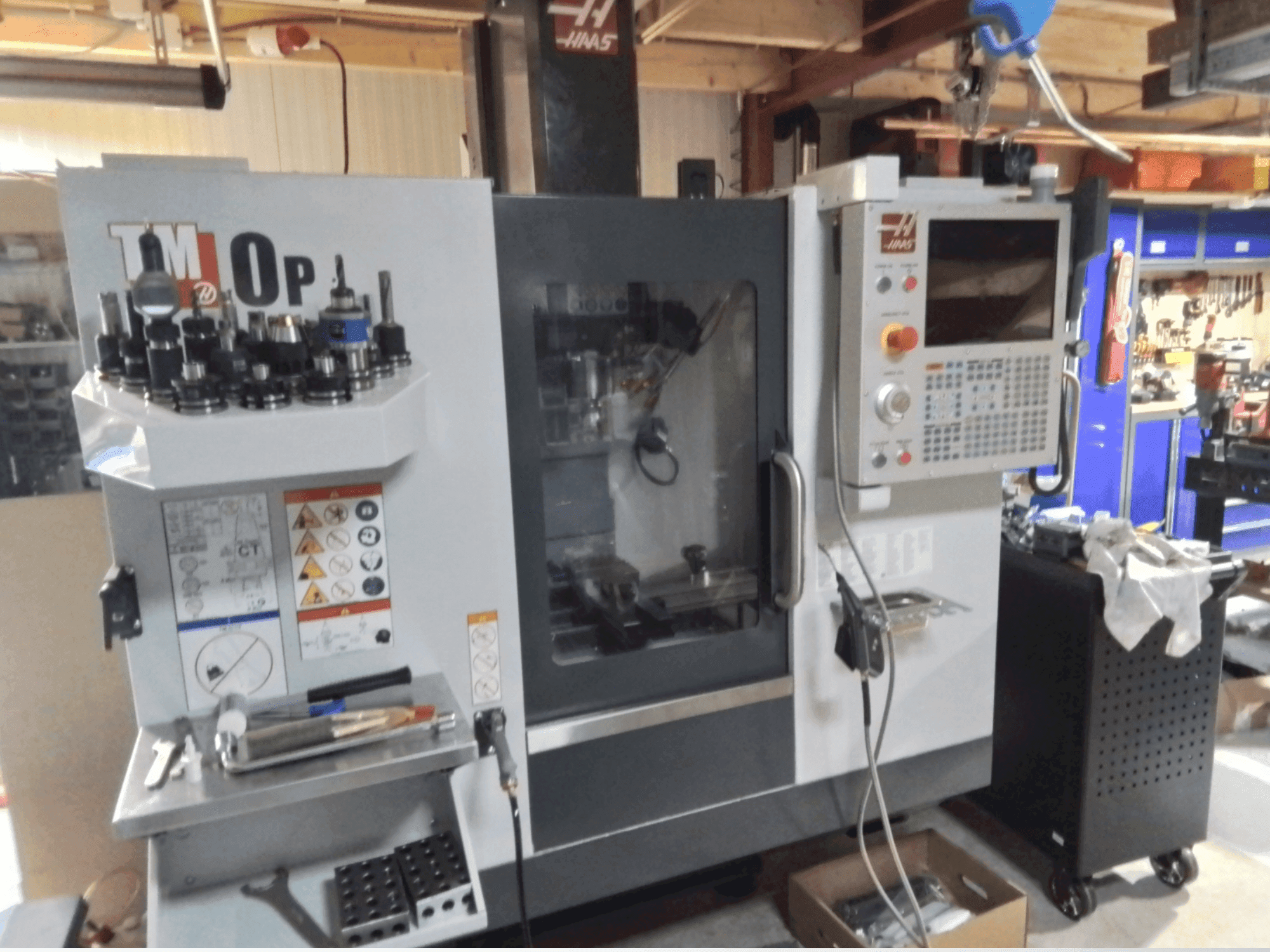 Frontansicht der HAAS TM-0P Maschine