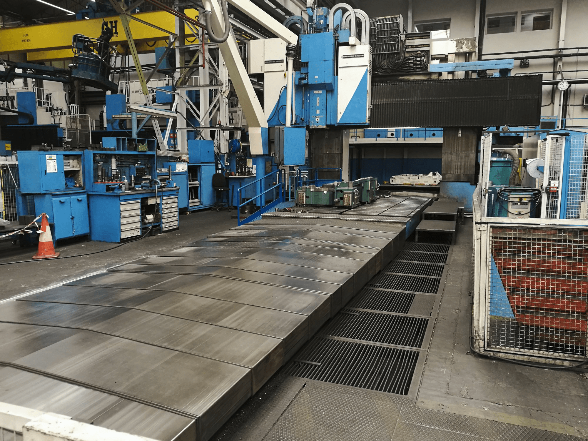 Frontansicht der Waldrich Siegen V/H-AR Maschine