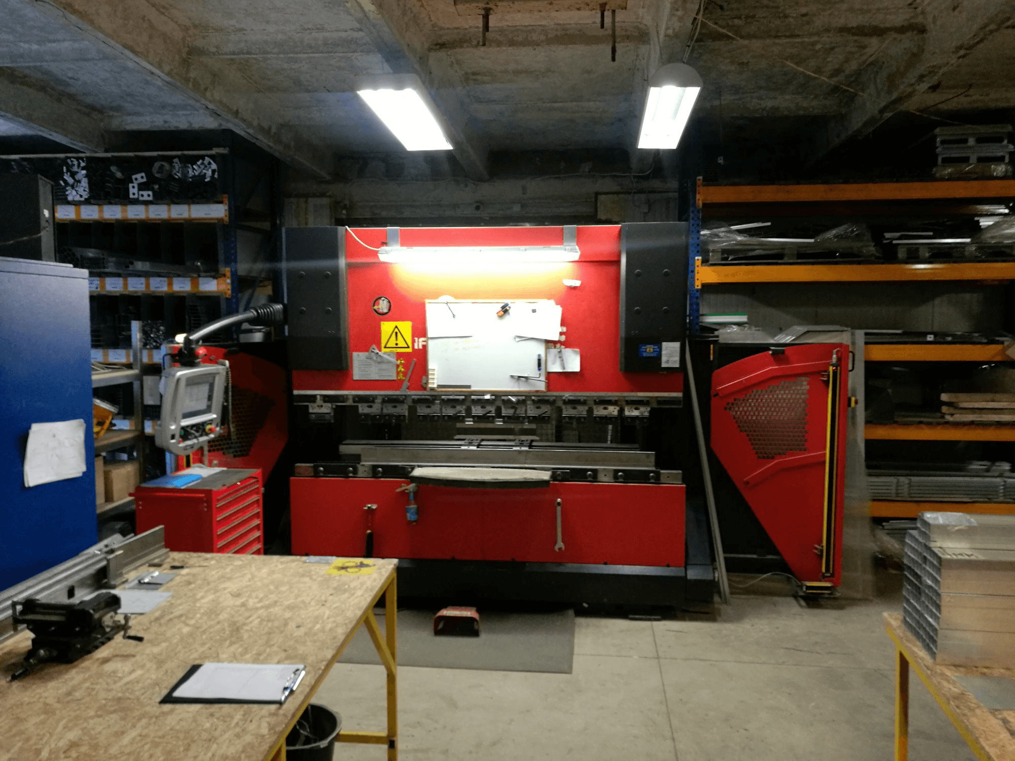 Frontansicht der AMADA HFP 80-25 Maschine