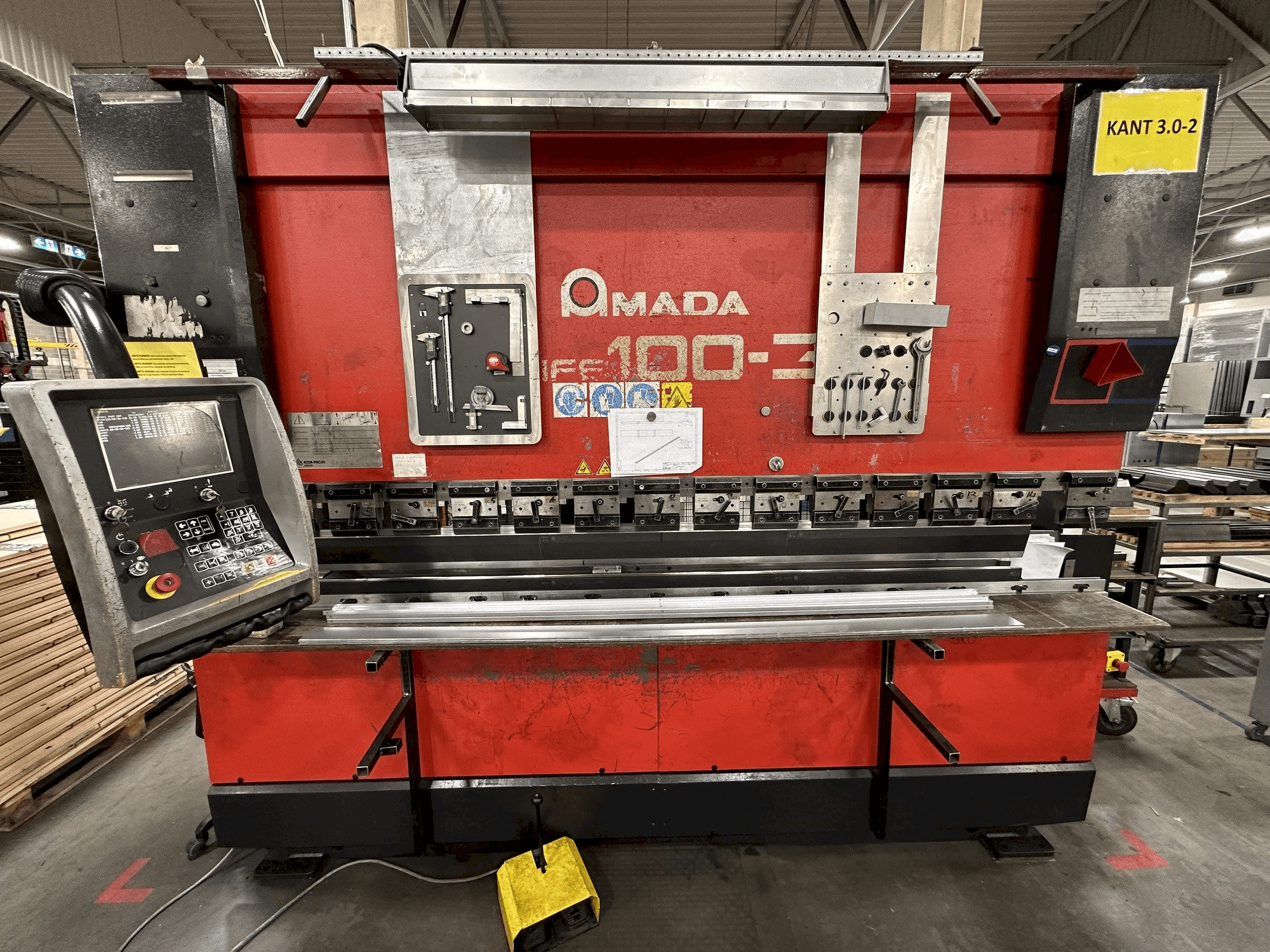 Frontansicht der AMADA HFE 100-3 Maschine