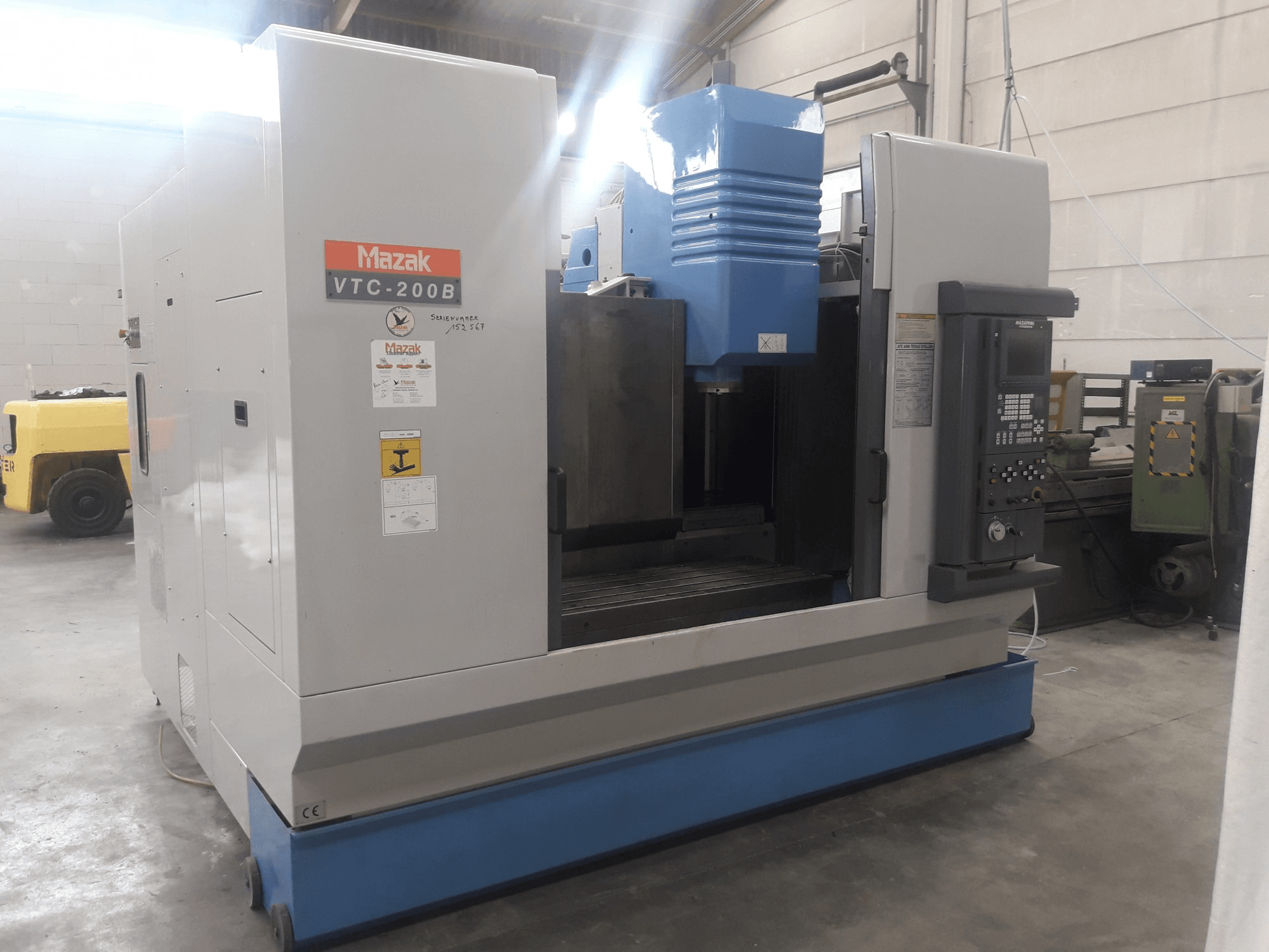 Frontansicht der Mazak VTC-200B Maschine