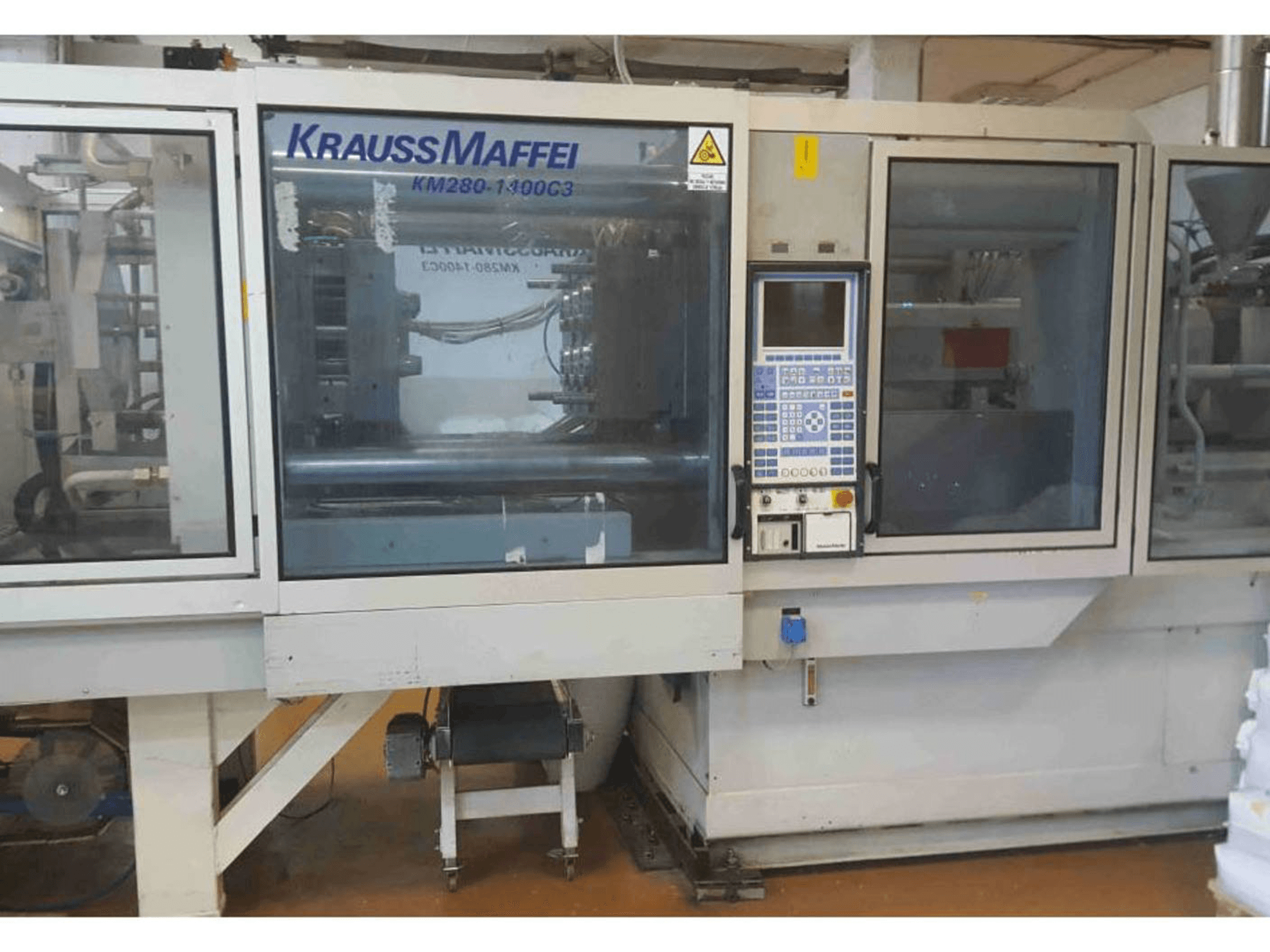Frontansicht der Krauss Maffei KM 280-1400 C3 Maschine