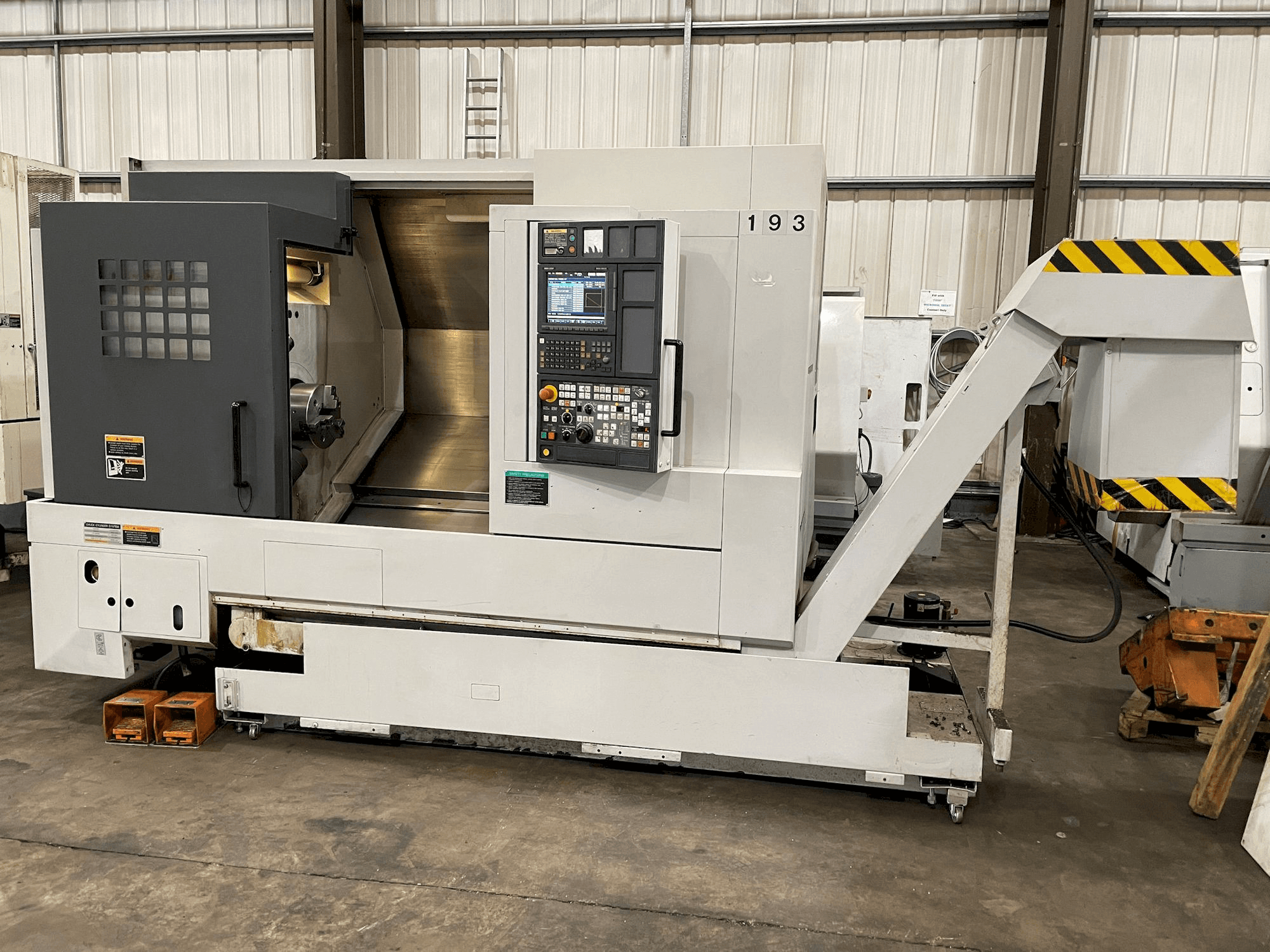 Frontansicht der MORI SEIKI NL 2500/700 Maschine
