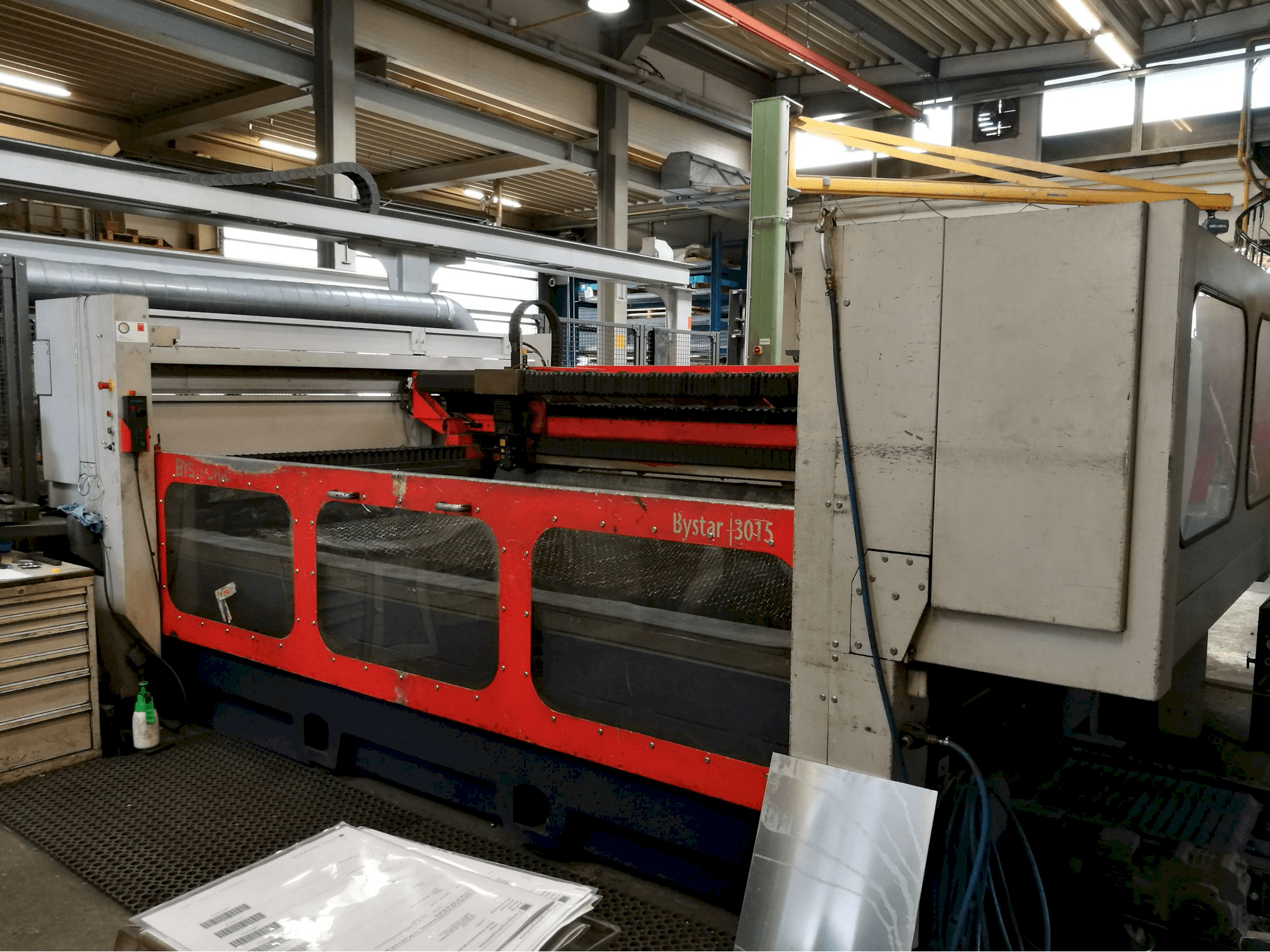 Rechte Ansicht der Bystronic Bystar 3015 Maschine