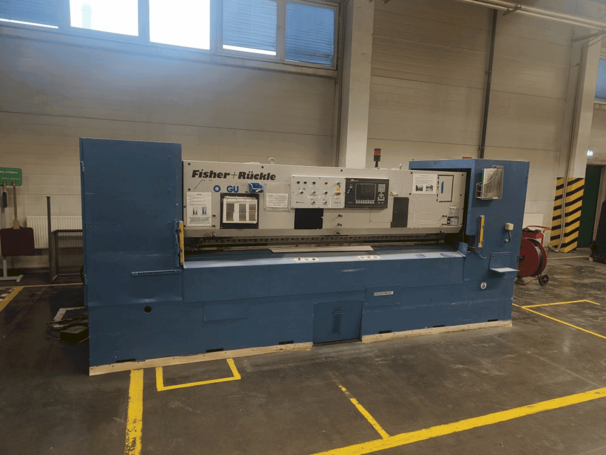 Frontansicht der FISCHER & RüCKLE Monguzzi AFD 35 / 2600 Maschine