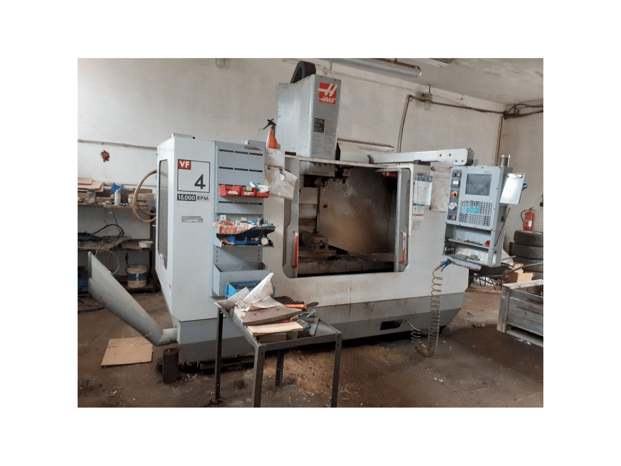 Frontansicht der HAAS VF-4 DHE Maschine
