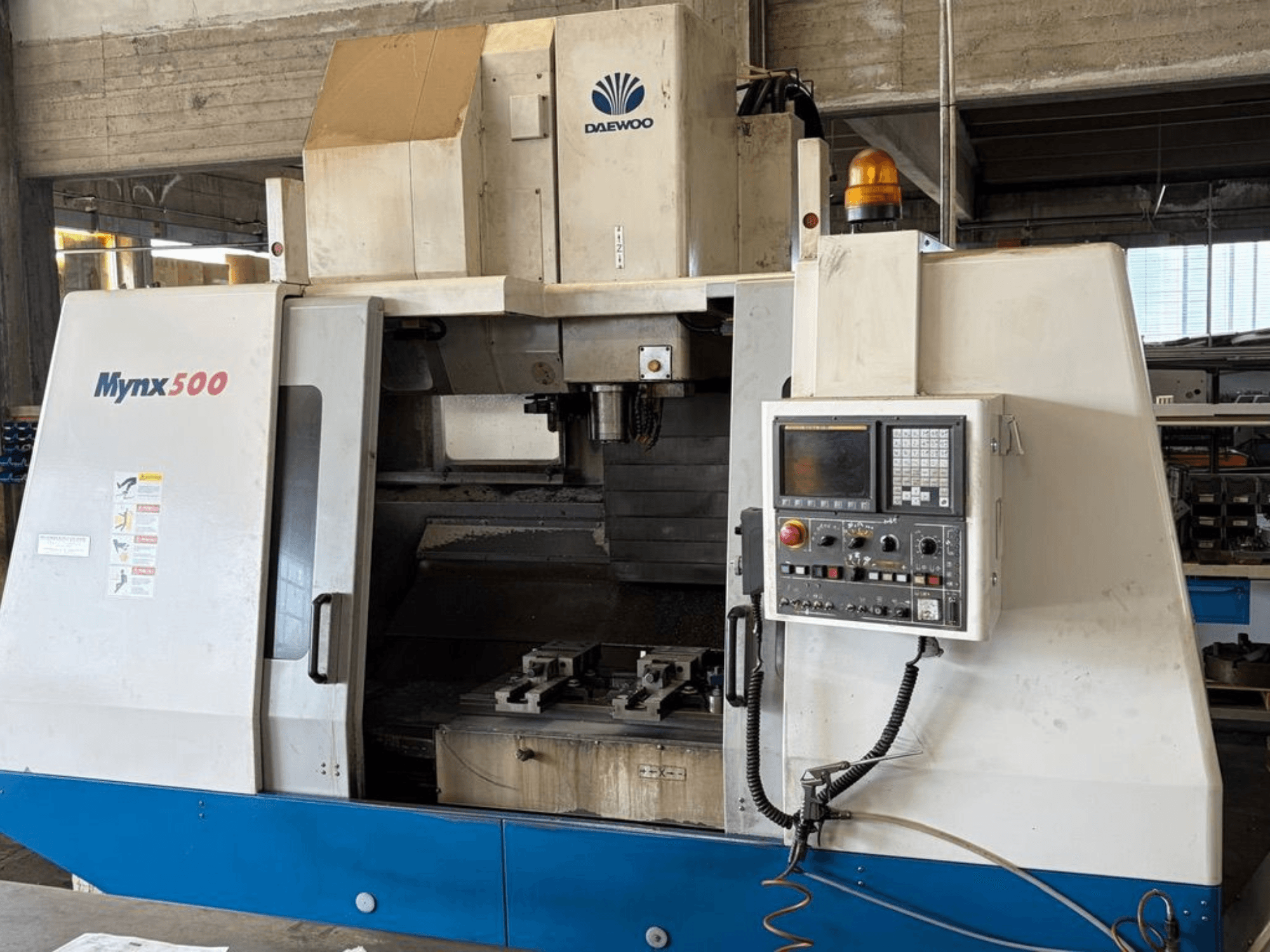 Das vertikale Bearbeitungszentrum DAEWOO Mynx 500, von vorne gesehen, mit Bedienfeld und Werkzeughalter im Inneren.
