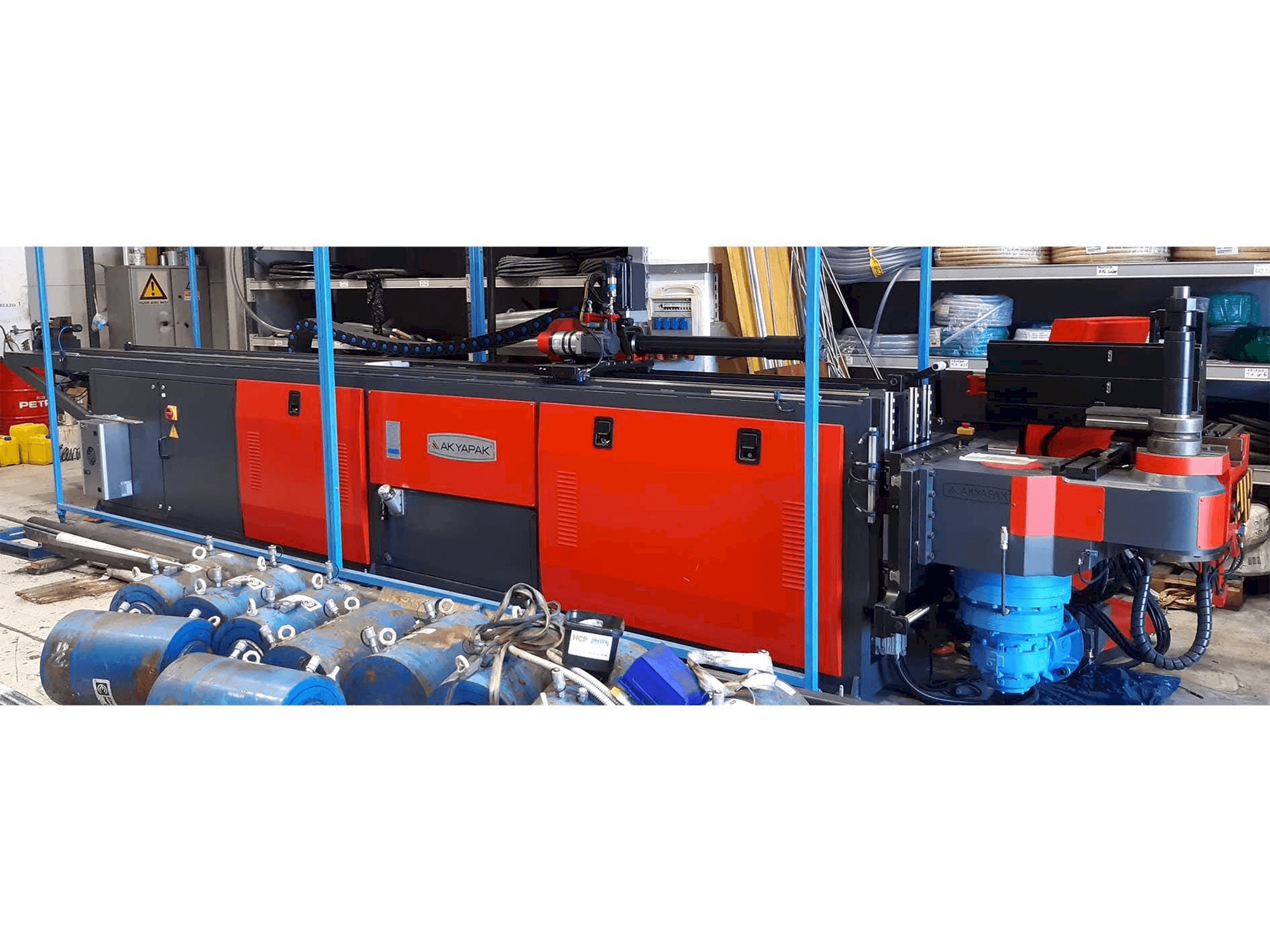 Frontansicht der Akyapak ABM 76 CNC3 Maschine