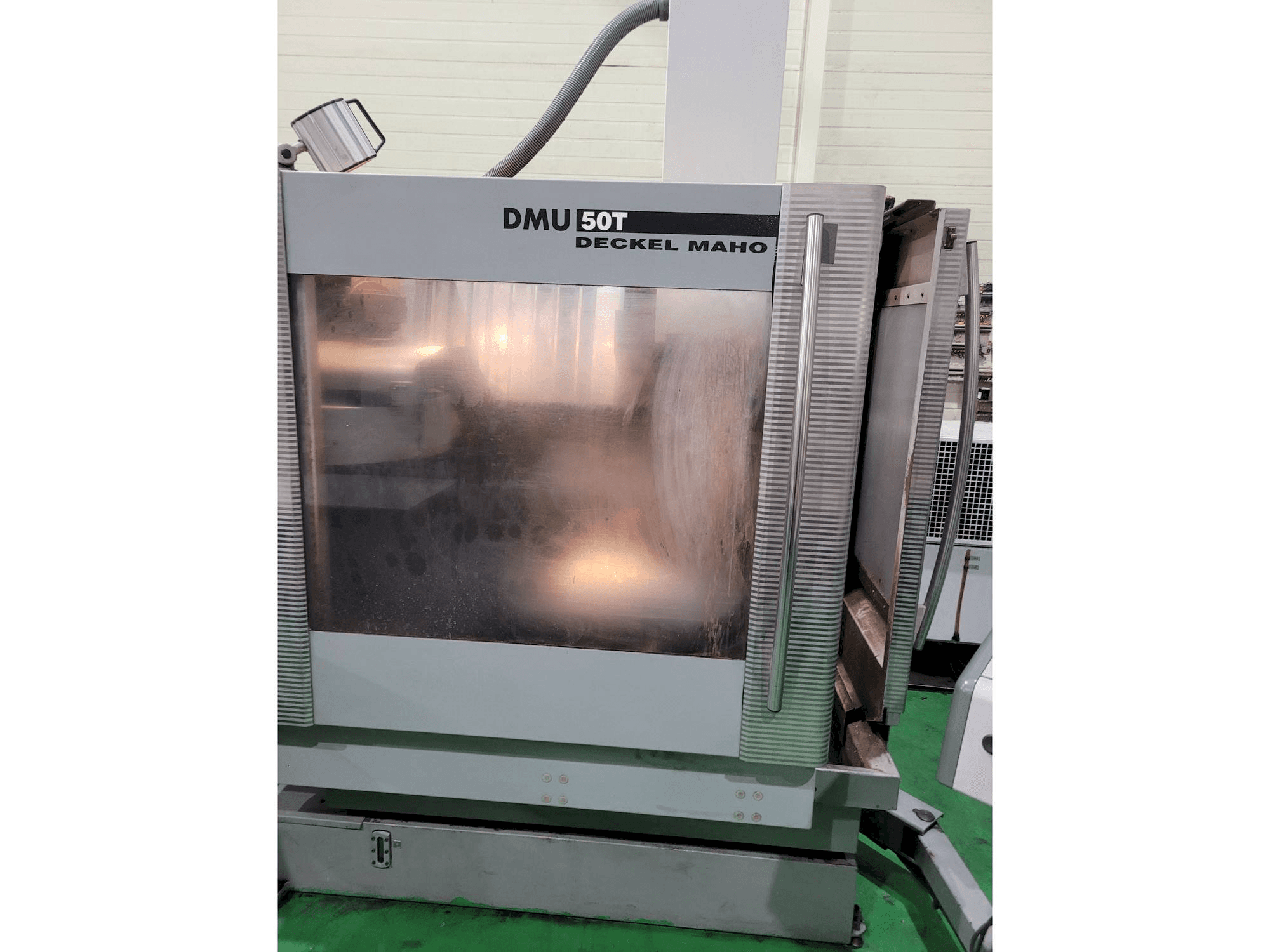 Frontansicht der DECKEL MAHO DMU 50 T Maschine