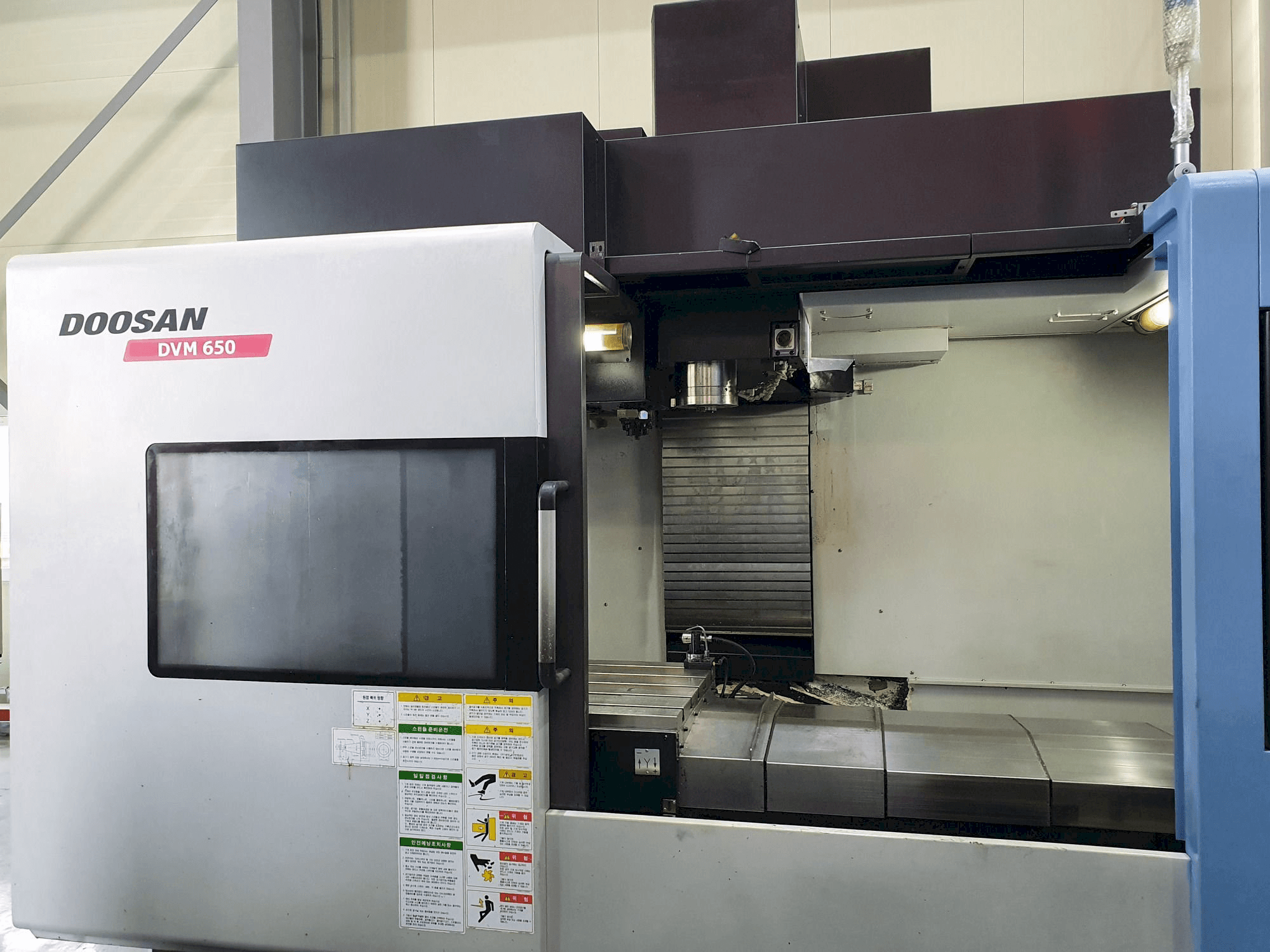 Frontansicht der Doosan DVM 650 Maschine