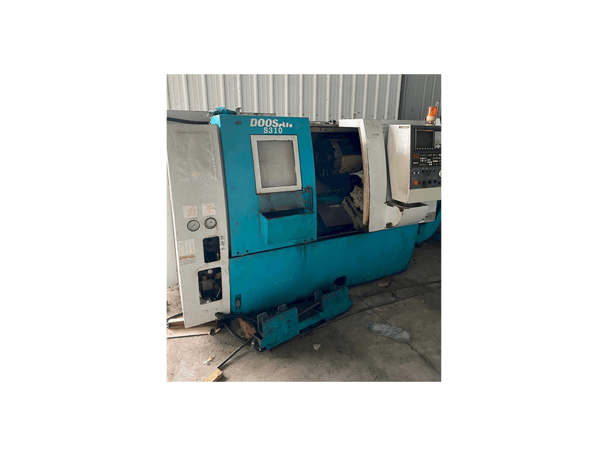 Frontansicht der Doosan S310 Maschine