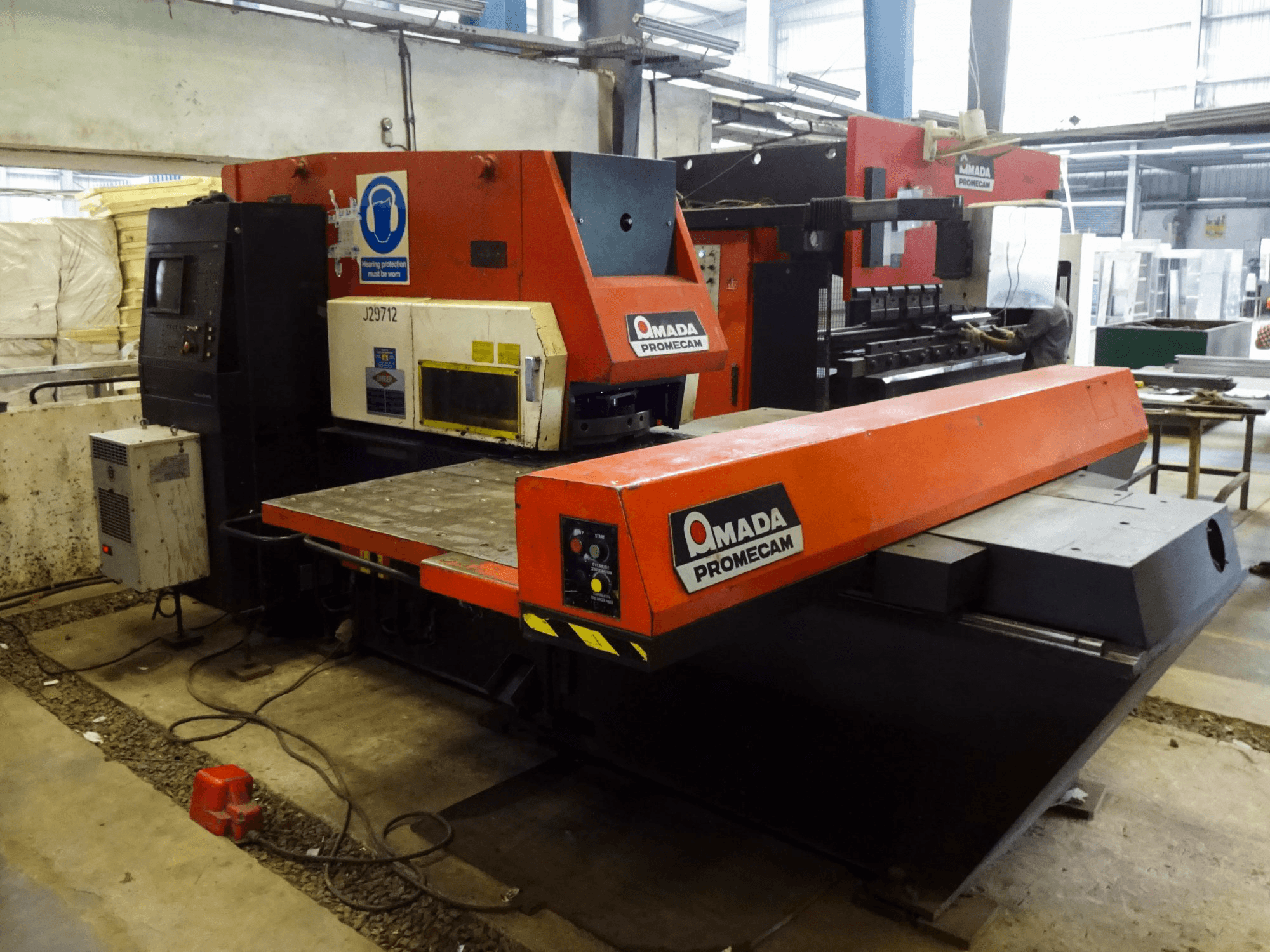 Linke Ansicht der AMADA ARIES 245 Maschine