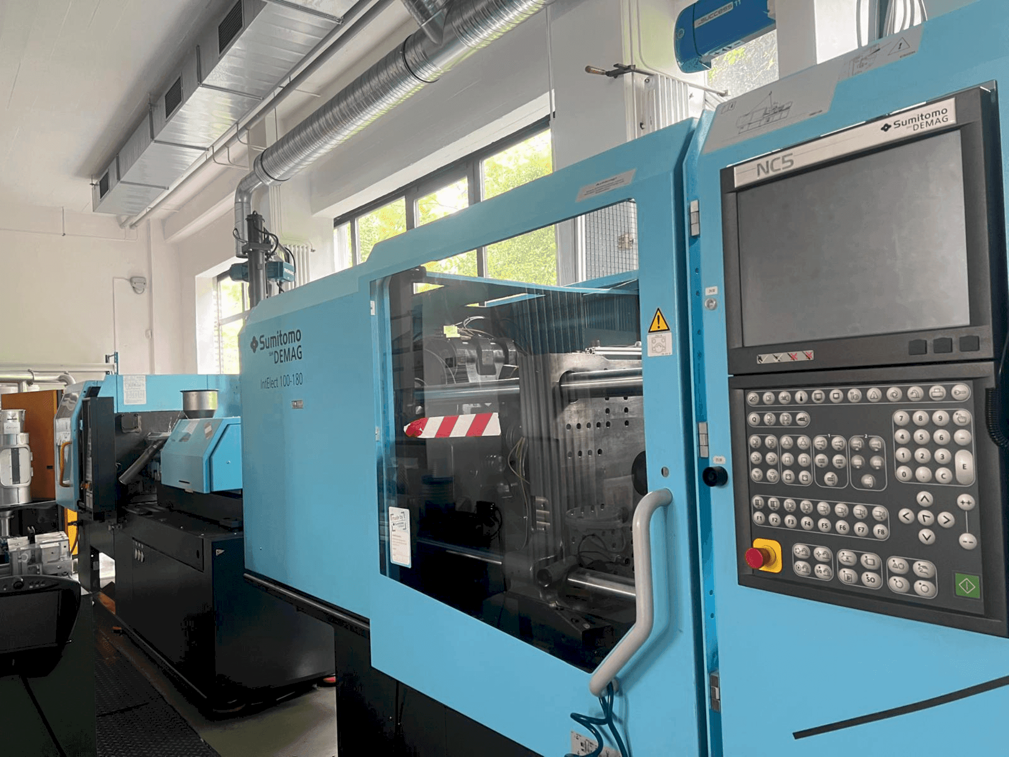Frontansicht der SUMITOMO SHI DEMAG IntElect 100/470-180 Maschine