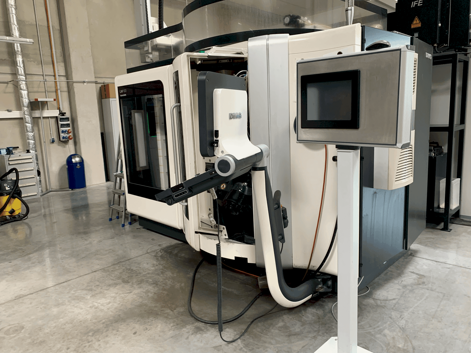 Frontansicht der DMG Ultra Sonic 20 linear Maschine